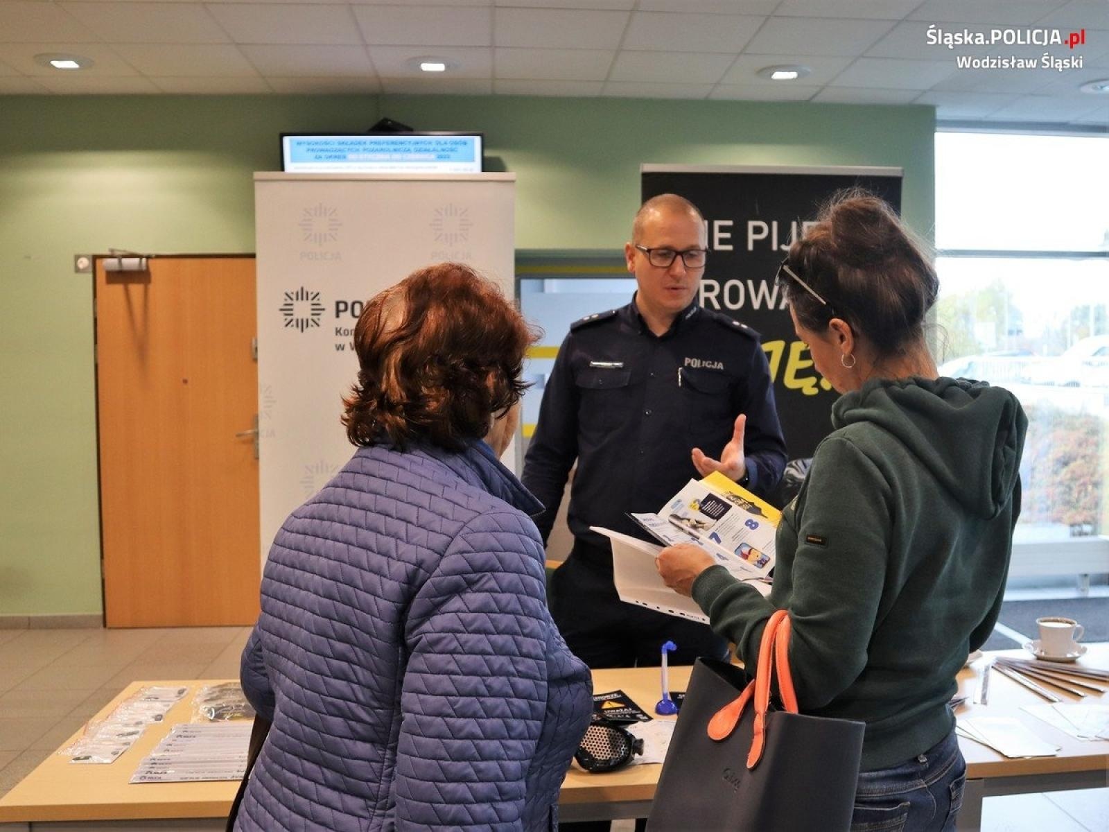 Zdjęcie w galerii na portalu naszwodzislaw.com: Akcja profilaktyczna policji w wodzisławskim ZUS wiadomości z regionu