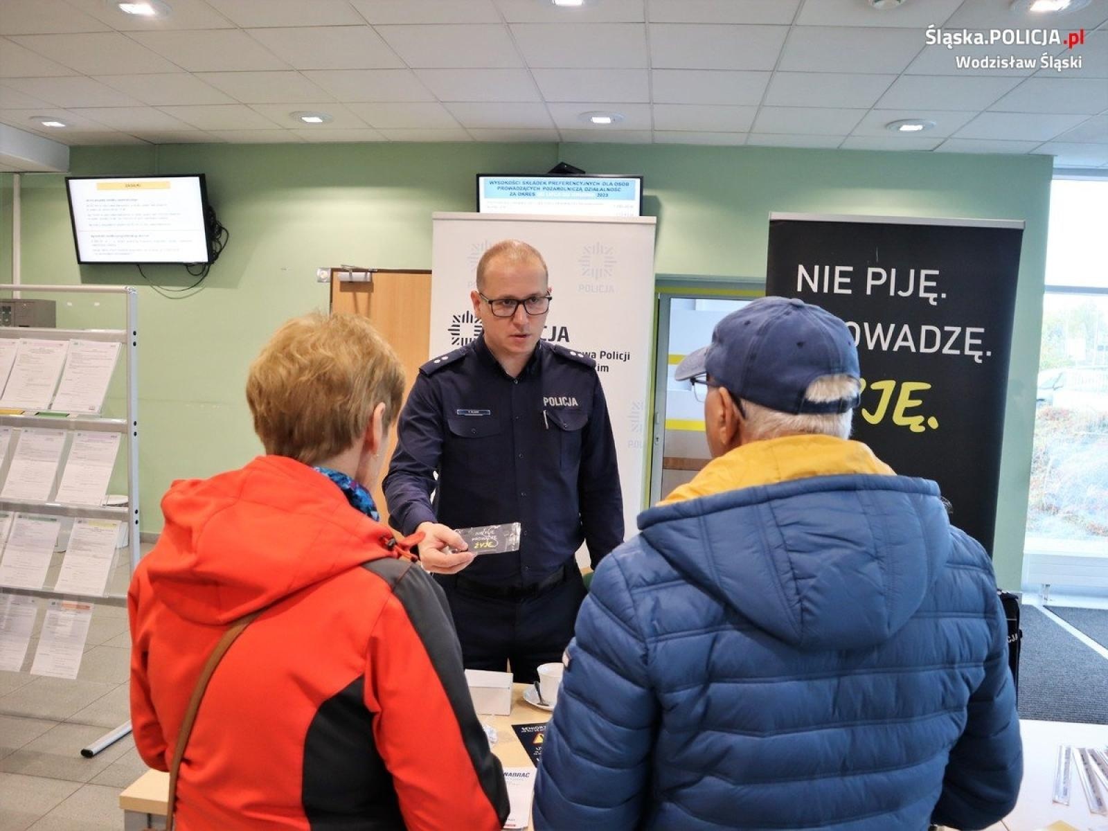 Zdjęcie w galerii na portalu naszwodzislaw.com: Akcja profilaktyczna policji w wodzisławskim ZUS wiadomości z regionu