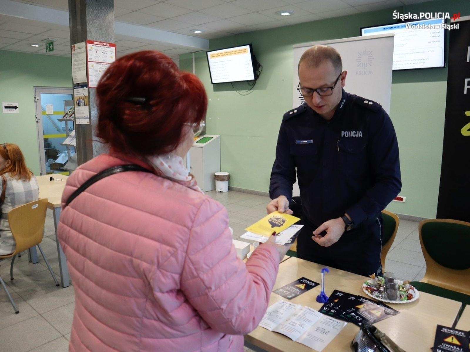 Zdjęcie w galerii na portalu naszwodzislaw.com: Akcja profilaktyczna policji w wodzisławskim ZUS wiadomości z regionu