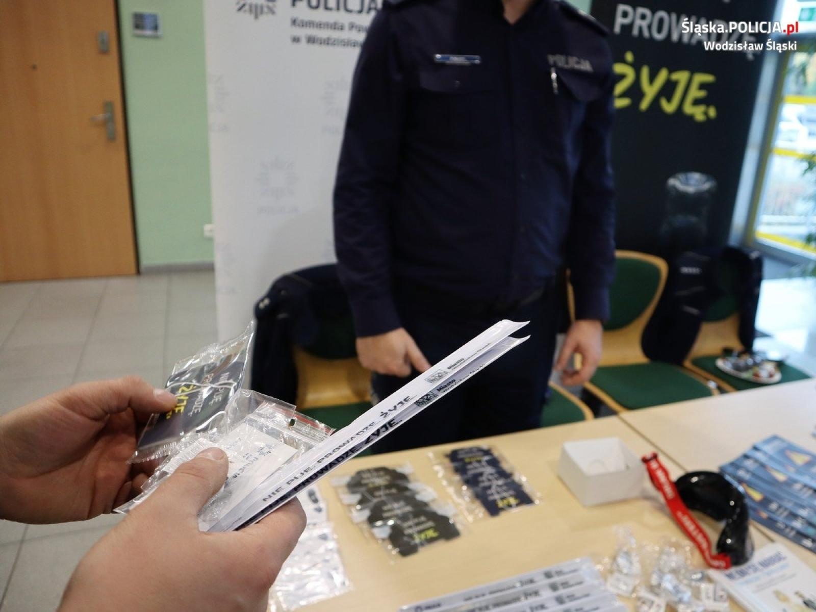 Zdjęcie w galerii na portalu naszwodzislaw.com: Akcja profilaktyczna policji w wodzisławskim ZUS wiadomości z regionu