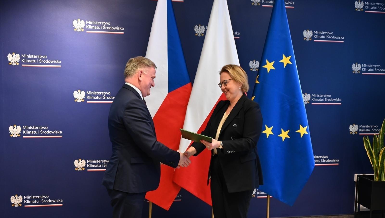 Zdjęcie w galerii na portalu naszwodzislaw.com: Polska i Czechy podpisały deklarację ws. zwalczania transgranicznego zanieczyszczania powietrza wiadomości z regionu