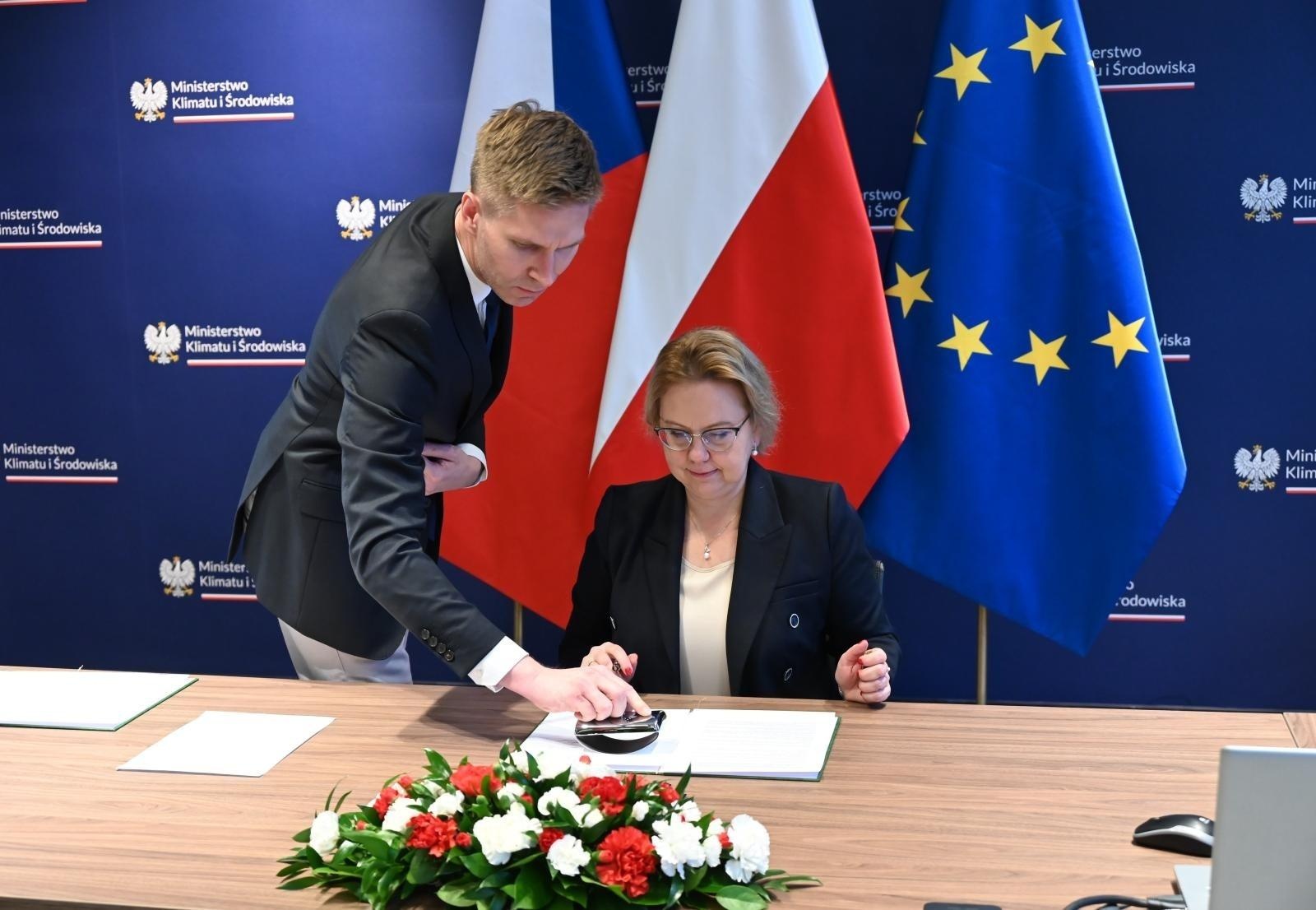 Zdjęcie w galerii na portalu naszwodzislaw.com: Polska i Czechy podpisały deklarację ws. zwalczania transgranicznego zanieczyszczania powietrza wiadomości z regionu