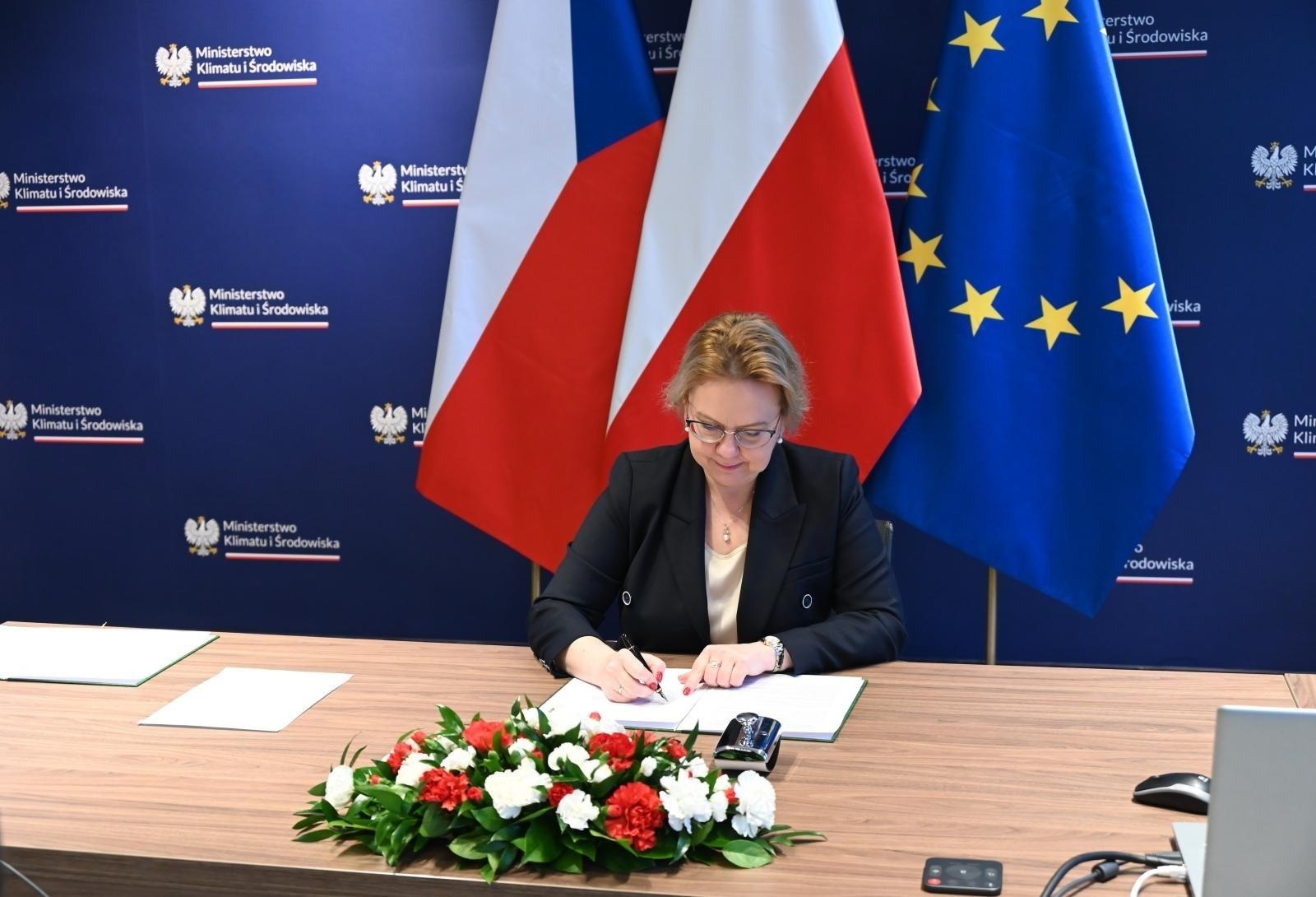 Zdjęcie w galerii na portalu naszwodzislaw.com: Polska i Czechy podpisały deklarację ws. zwalczania transgranicznego zanieczyszczania powietrza wiadomości z regionu