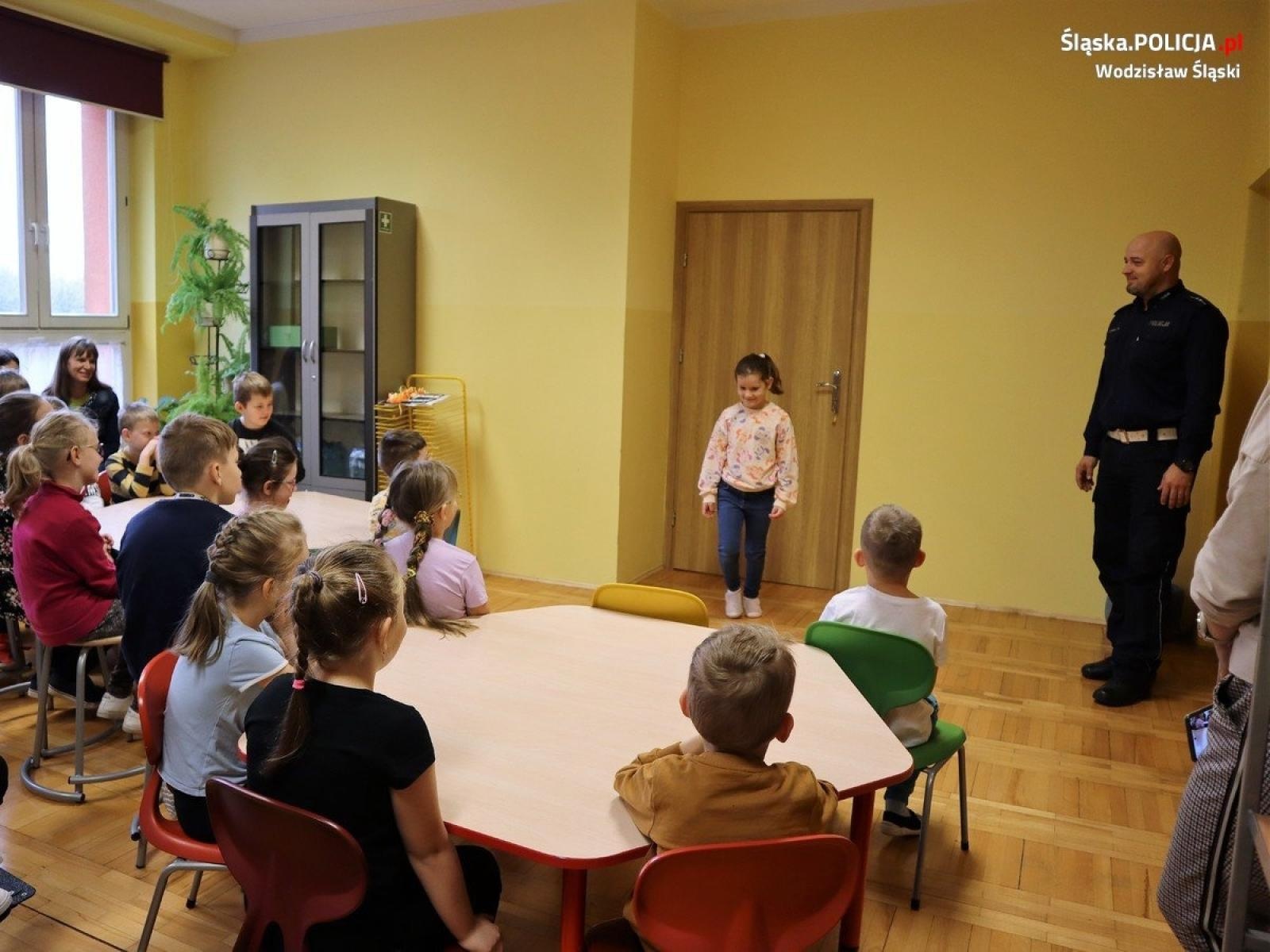 Zdjęcie w galerii na portalu naszwodzislaw.com: Dyskusja o bezpieczeństwie z dziećmi i młodzieżą wiadomości z regionu