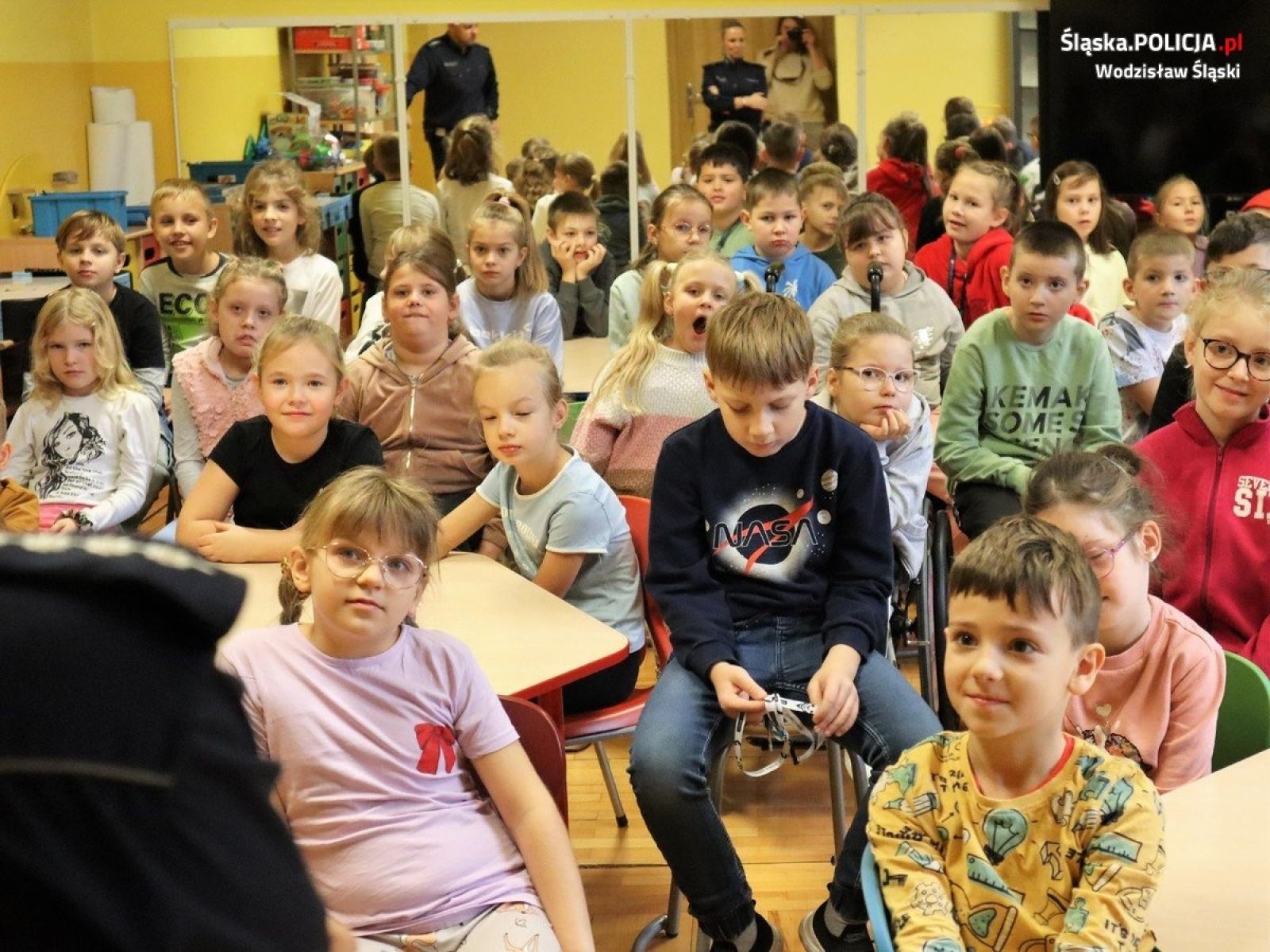 Zdjęcie w galerii na portalu naszwodzislaw.com: Dyskusja o bezpieczeństwie z dziećmi i młodzieżą wiadomości z regionu