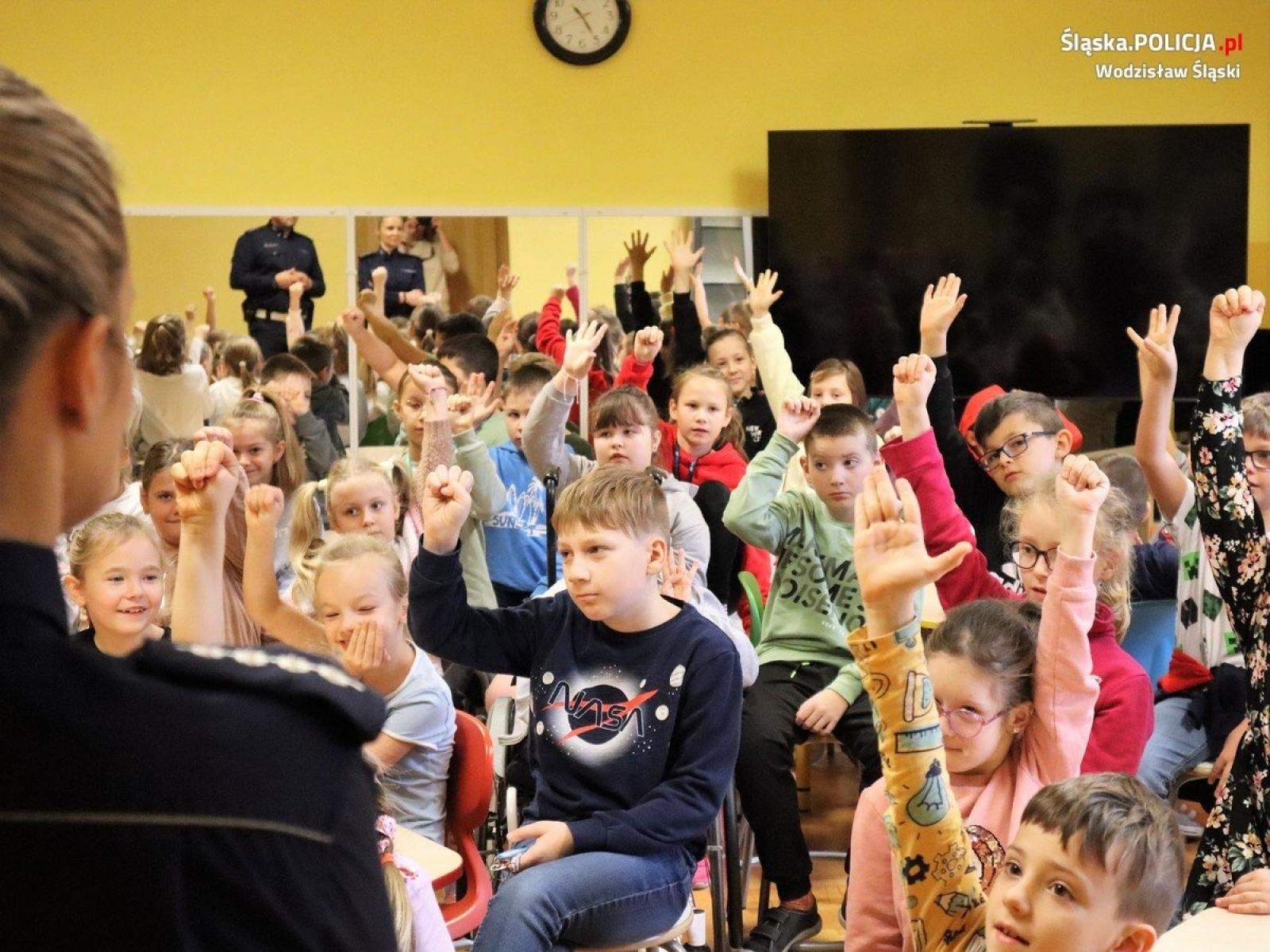 Zdjęcie w galerii na portalu naszwodzislaw.com: Dyskusja o bezpieczeństwie z dziećmi i młodzieżą wiadomości z regionu