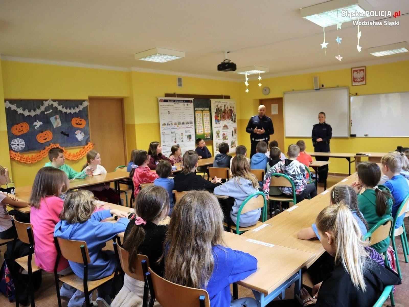 Zdjęcie w galerii na portalu naszwodzislaw.com: Dyskusja o bezpieczeństwie z dziećmi i młodzieżą wiadomości z regionu