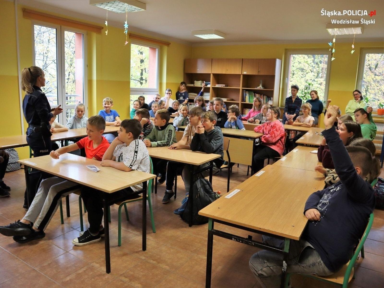 Zdjęcie w galerii na portalu naszwodzislaw.com: Dyskusja o bezpieczeństwie z dziećmi i młodzieżą wiadomości z regionu