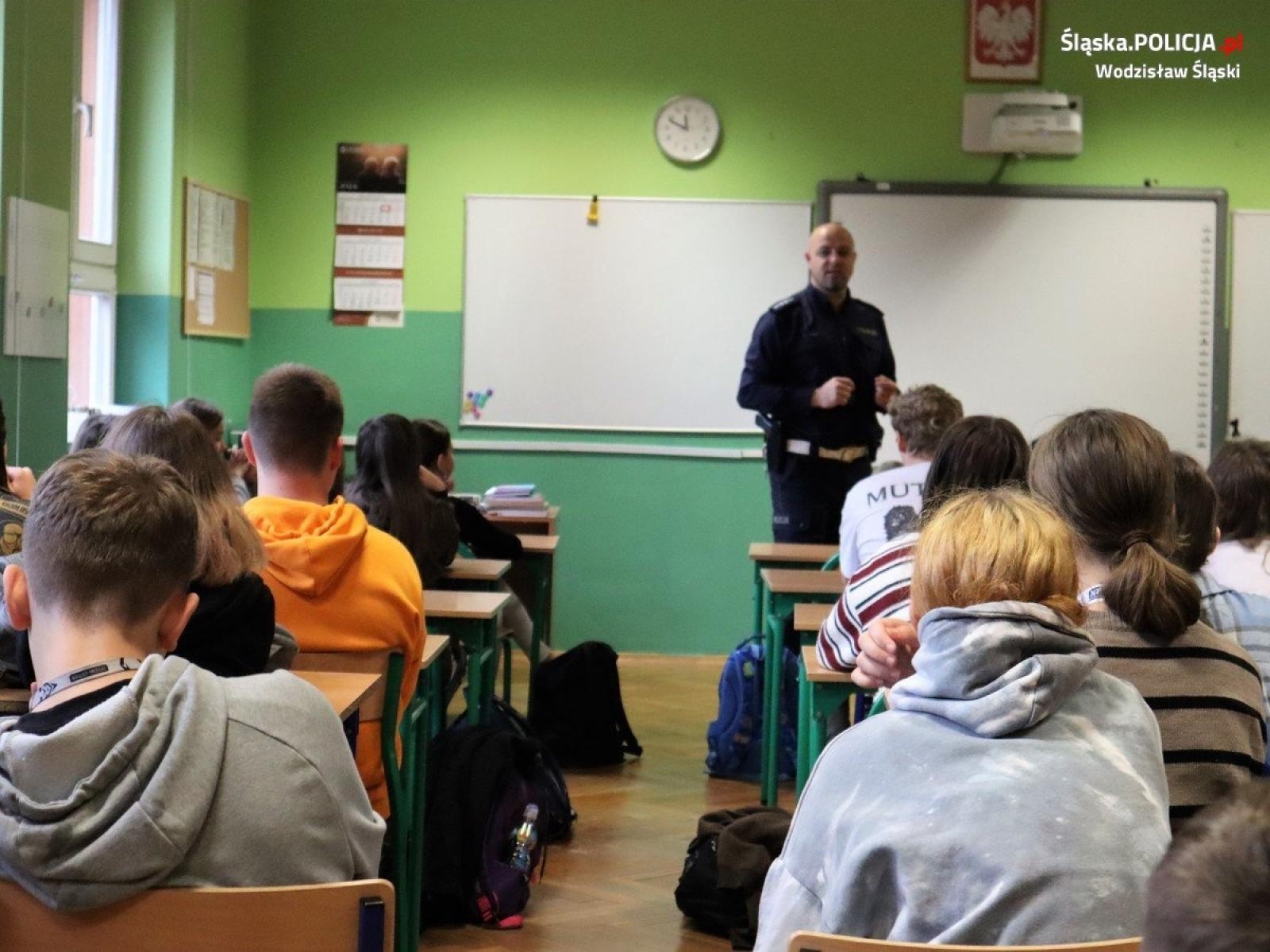 Zdjęcie w galerii na portalu naszwodzislaw.com: Dyskusja o bezpieczeństwie z dziećmi i młodzieżą wiadomości z regionu