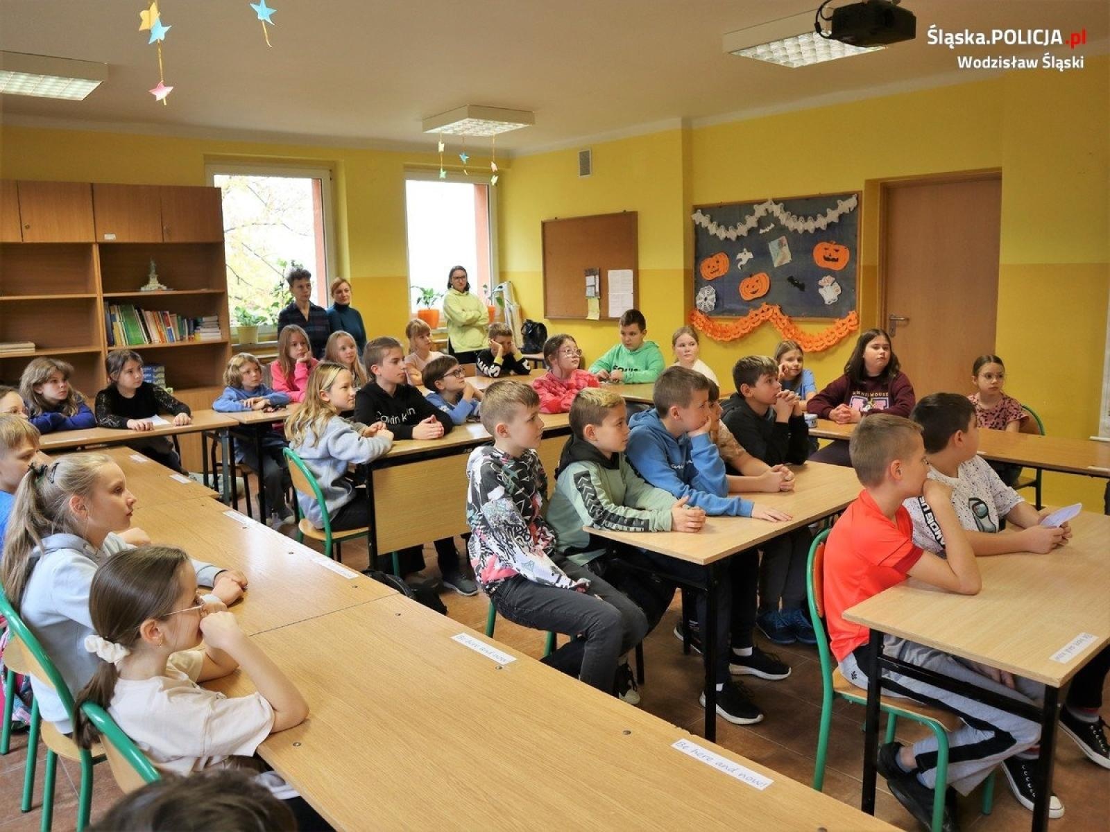 Zdjęcie w galerii na portalu naszwodzislaw.com: Dyskusja o bezpieczeństwie z dziećmi i młodzieżą wiadomości z regionu