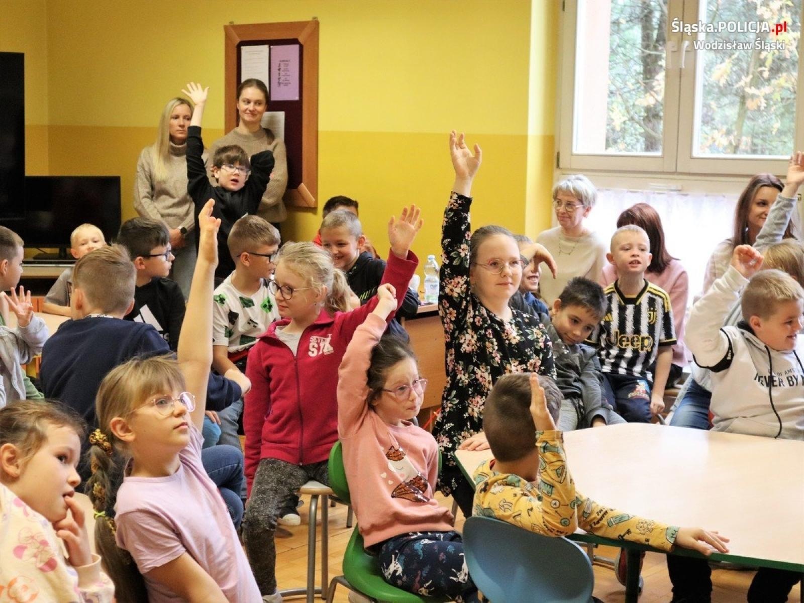 Zdjęcie w galerii na portalu naszwodzislaw.com: Dyskusja o bezpieczeństwie z dziećmi i młodzieżą wiadomości z regionu