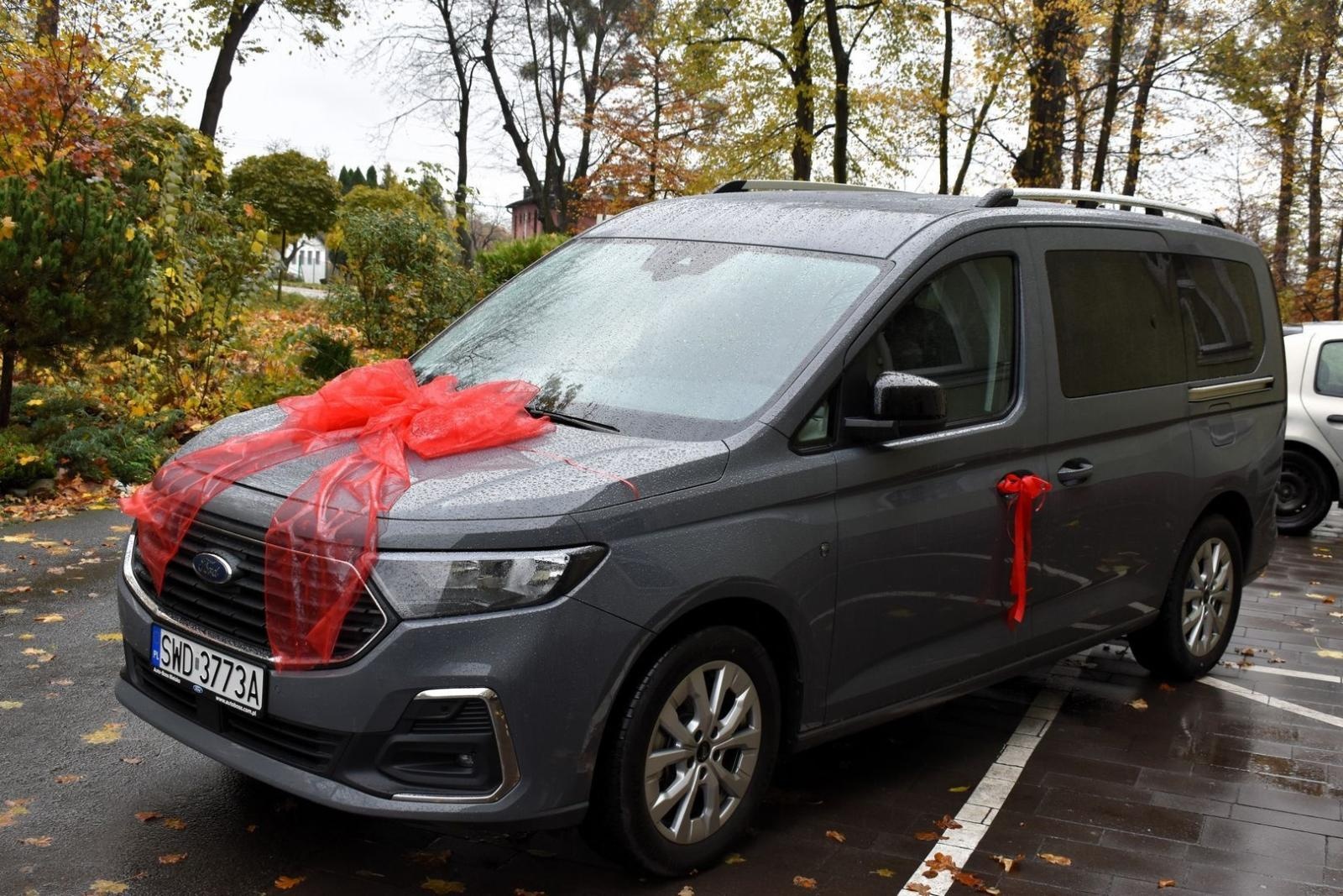 Zdjęcie w galerii na portalu naszwodzislaw.com: Nowy samochód na służbie placówek opiekuńczo-wychowawczych wiadomości z regionu