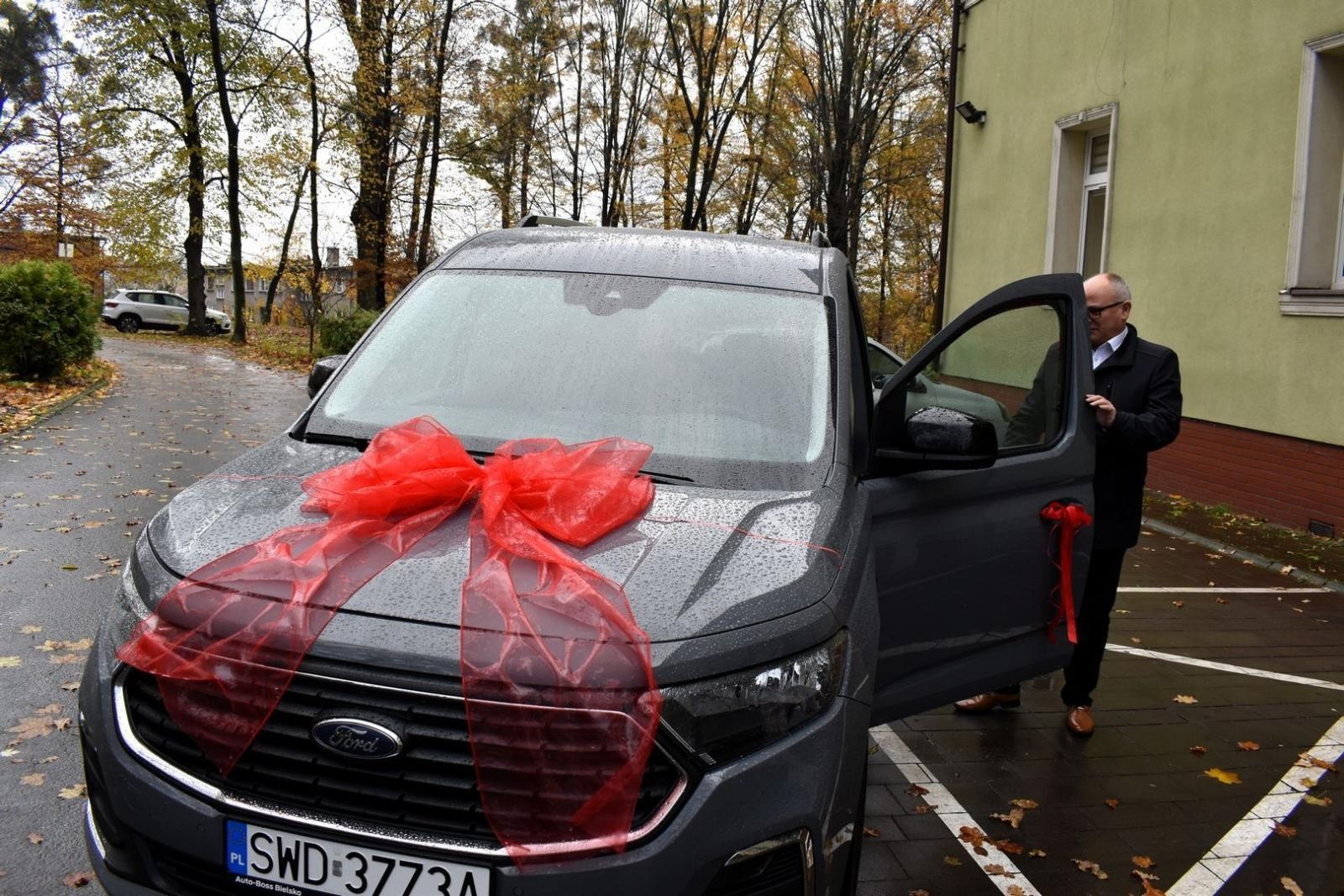 Zdjęcie w galerii na portalu naszwodzislaw.com: Nowy samochód na służbie placówek opiekuńczo-wychowawczych wiadomości z regionu