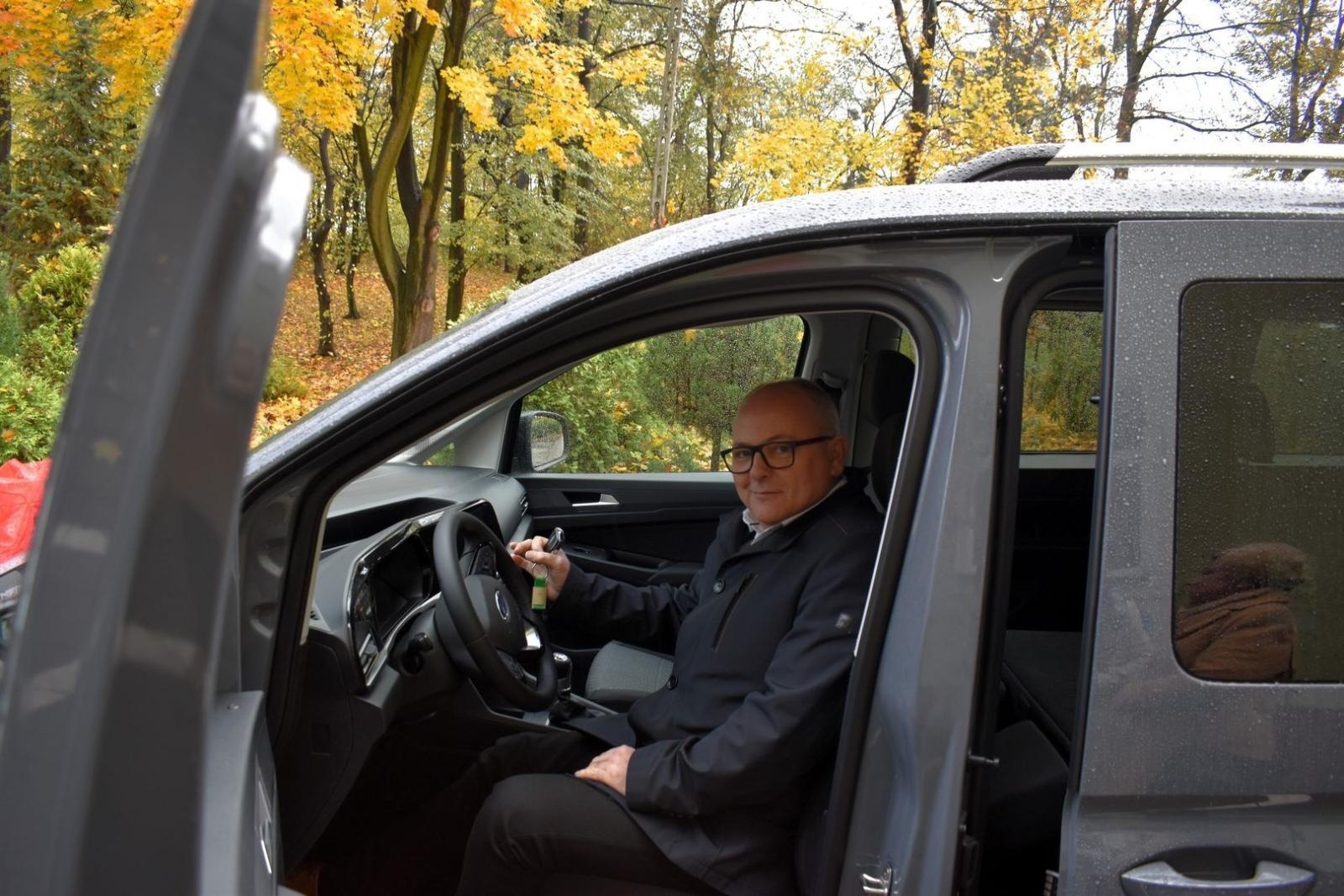 Zdjęcie w galerii na portalu naszwodzislaw.com: Nowy samochód na służbie placówek opiekuńczo-wychowawczych wiadomości z regionu