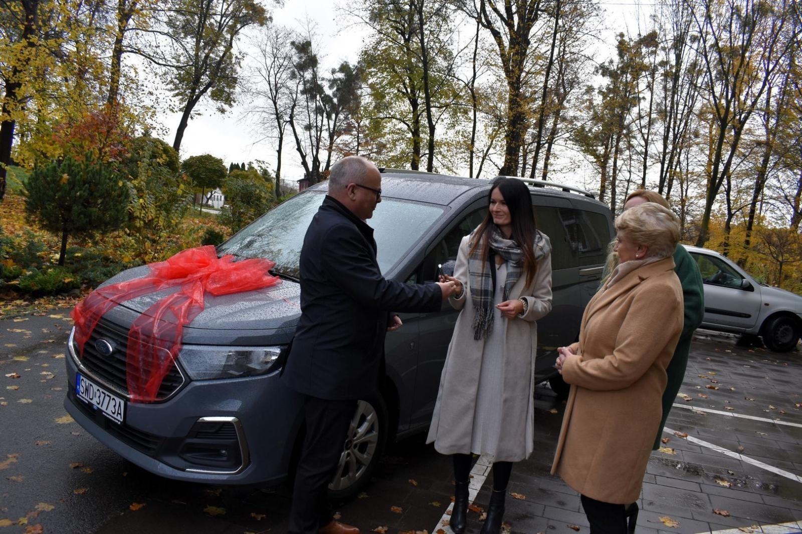 Zdjęcie w galerii na portalu naszwodzislaw.com: Nowy samochód na służbie placówek opiekuńczo-wychowawczych wiadomości z regionu