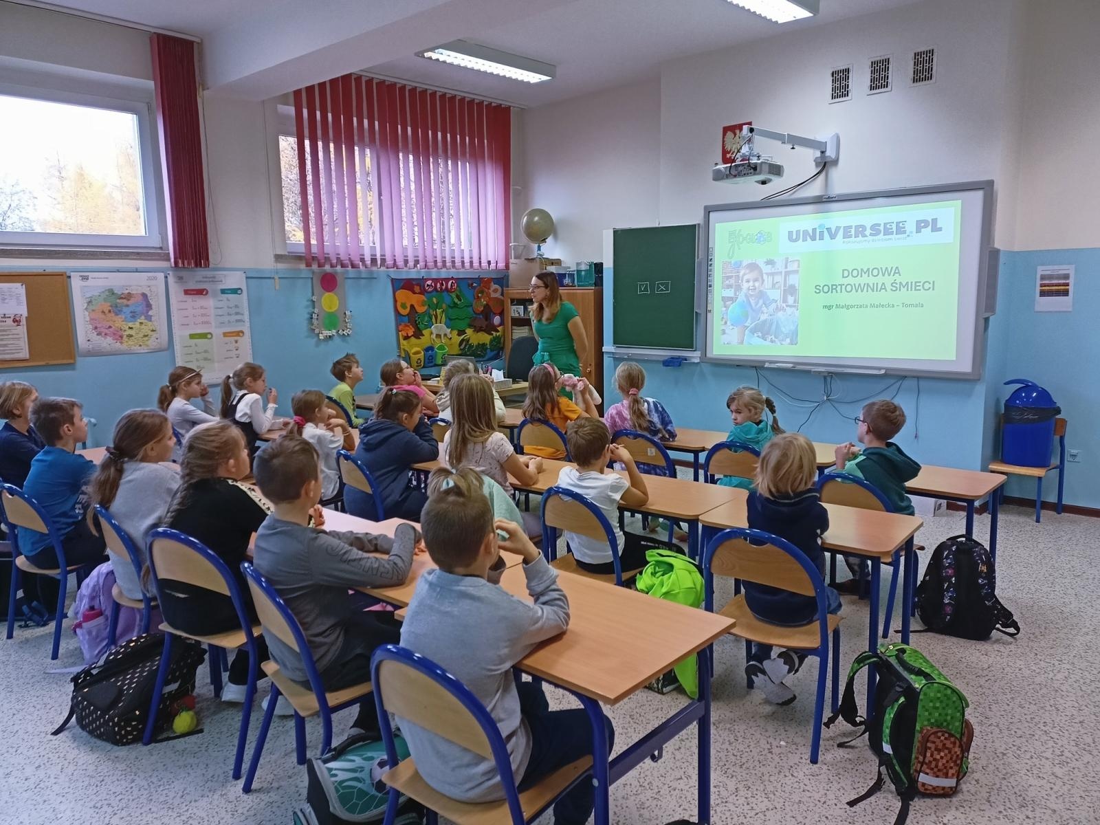 Zdjęcie w galerii na portalu naszwodzislaw.com: Uczniowie szkoły w Gogołowej poznali zasady segregowania i ograniczania produkcji śmieci wiadomości z regionu