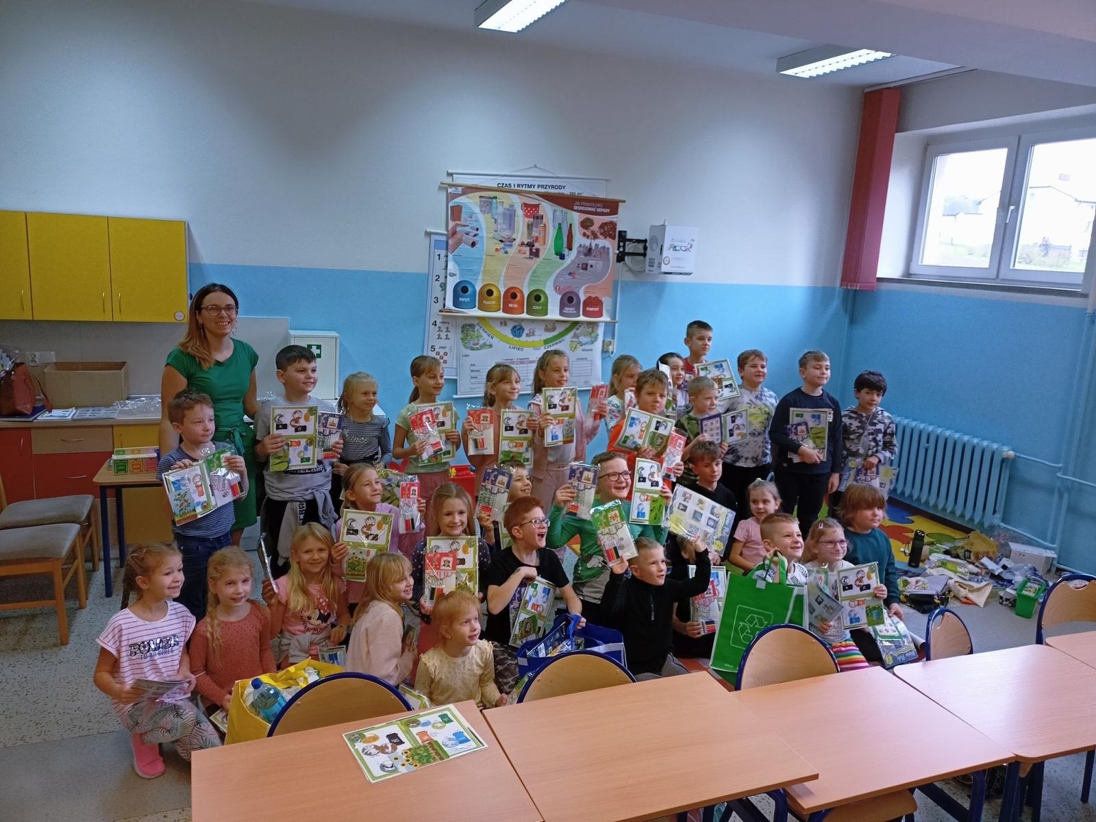 Zdjęcie w galerii na portalu naszwodzislaw.com: Uczniowie szkoły w Gogołowej poznali zasady segregowania i ograniczania produkcji śmieci wiadomości z regionu