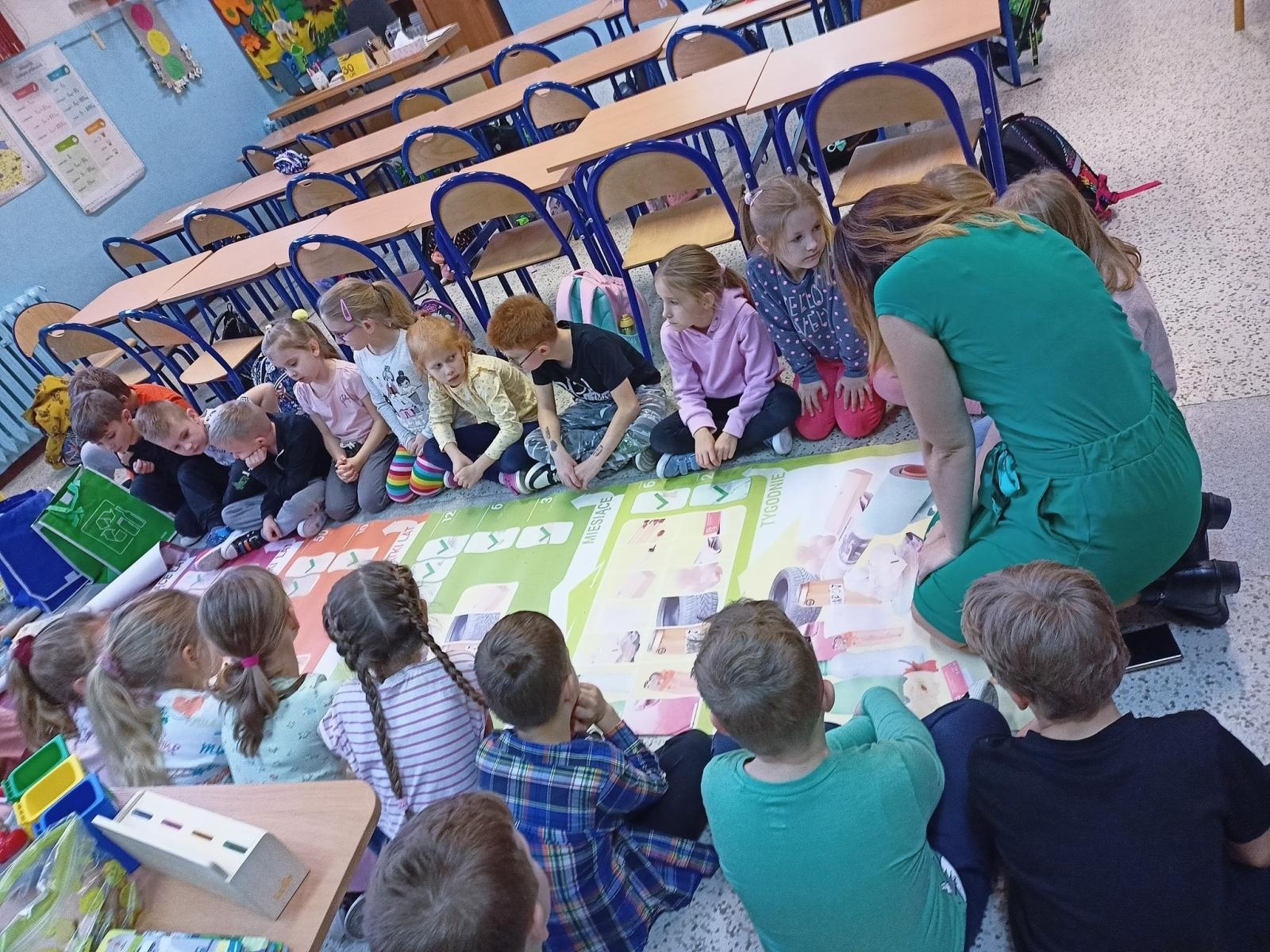 Zdjęcie w galerii na portalu naszwodzislaw.com: Uczniowie szkoły w Gogołowej poznali zasady segregowania i ograniczania produkcji śmieci wiadomości z regionu