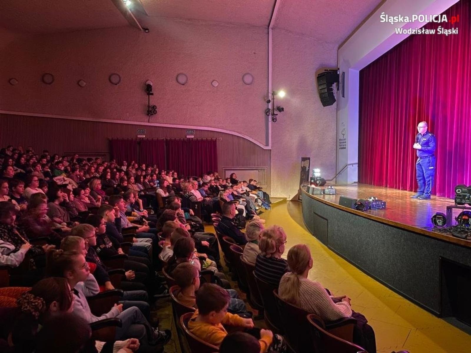 Zdjęcie w galerii na portalu naszwodzislaw.com: Kolejna edycja kampanii profilaktycznej Z głową w sieci  wiadomości z regionu