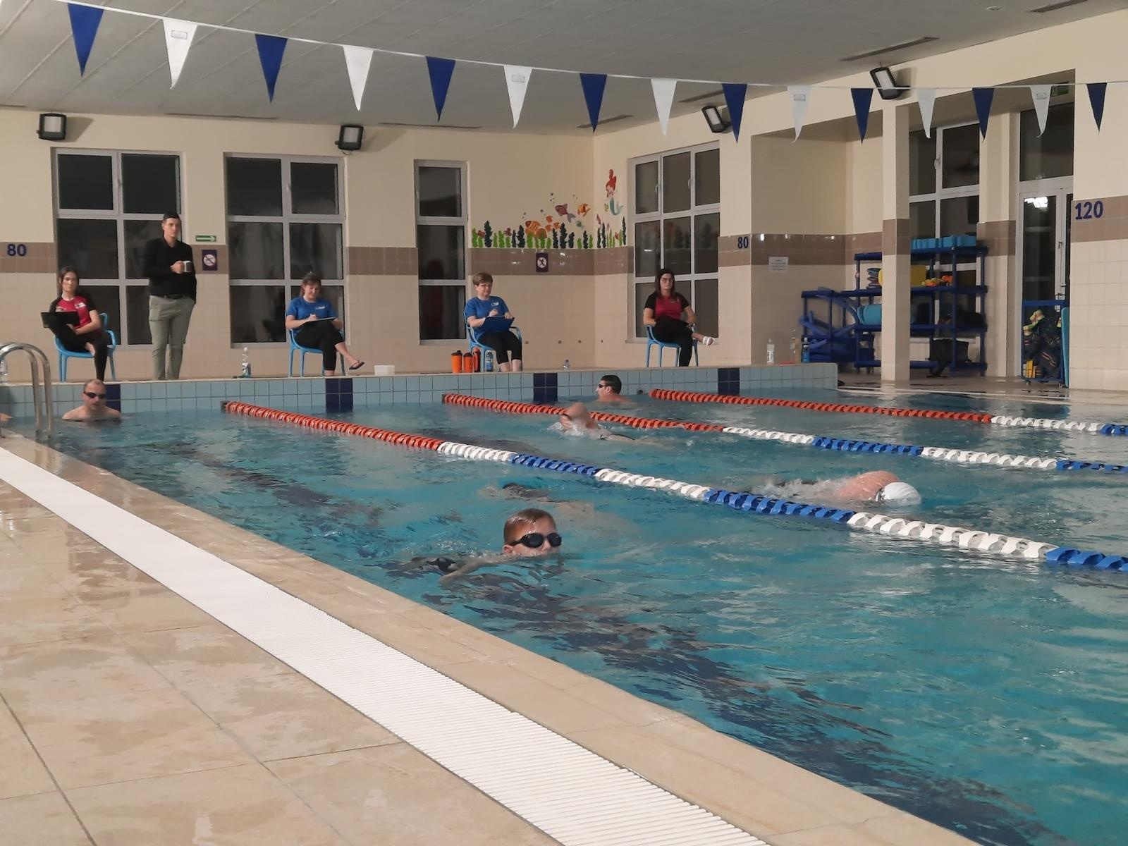 Zdjęcie w galerii na portalu naszwodzislaw.com: Połomia gospodarzem ogólnopolskiego nocnego maratonu pływackiego - jako jedyna w regionie wiadomości z regionu