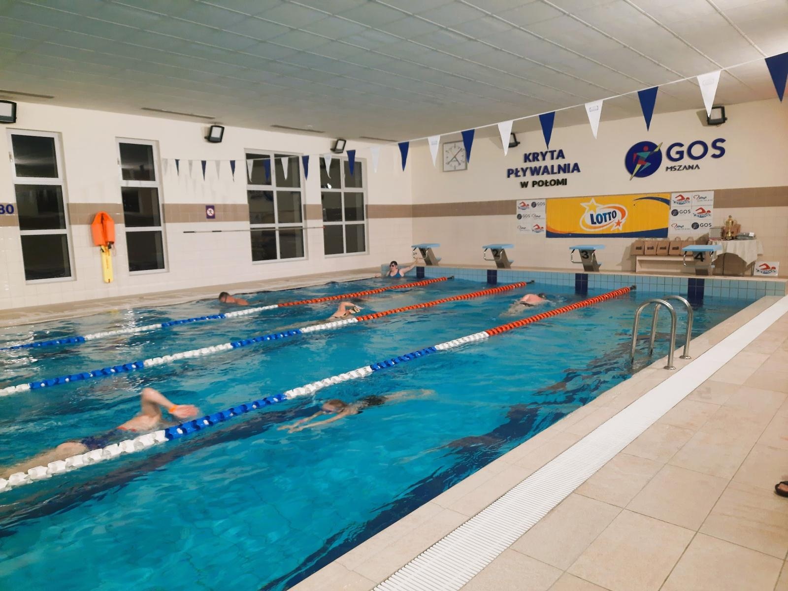 Zdjęcie w galerii na portalu naszwodzislaw.com: Połomia gospodarzem ogólnopolskiego nocnego maratonu pływackiego - jako jedyna w regionie wiadomości z regionu