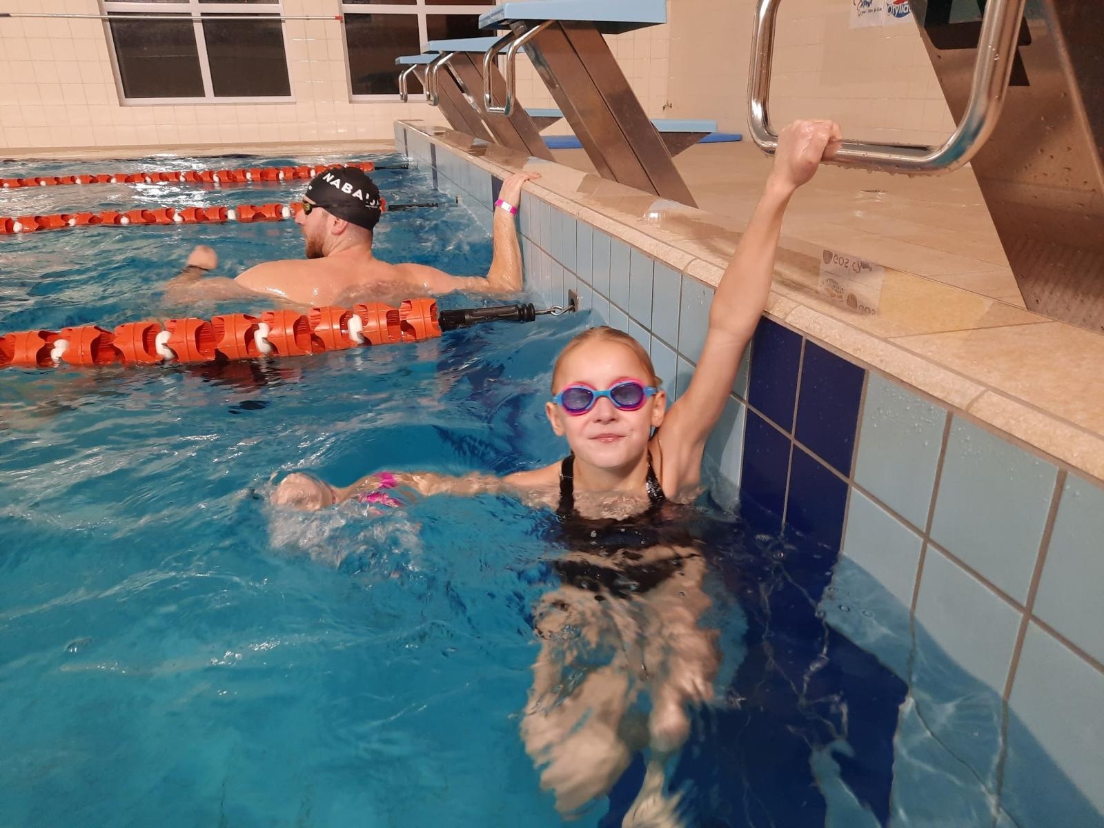 Zdjęcie w galerii na portalu naszwodzislaw.com: Połomia gospodarzem ogólnopolskiego nocnego maratonu pływackiego - jako jedyna w regionie wiadomości z regionu