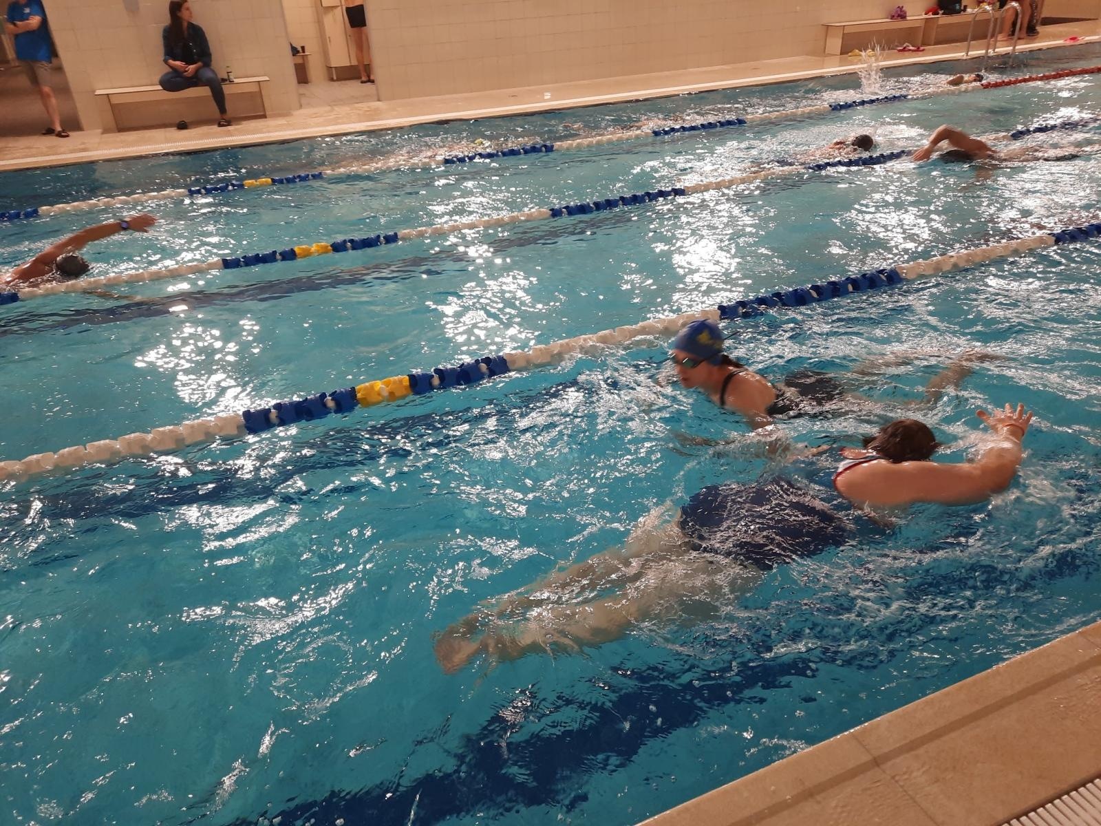 Zdjęcie w galerii na portalu naszwodzislaw.com: Połomia gospodarzem ogólnopolskiego nocnego maratonu pływackiego - jako jedyna w regionie wiadomości z regionu