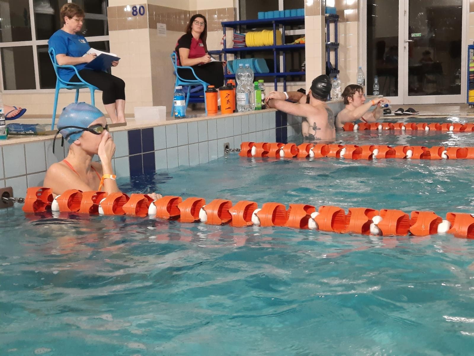 Zdjęcie w galerii na portalu naszwodzislaw.com: Połomia gospodarzem ogólnopolskiego nocnego maratonu pływackiego - jako jedyna w regionie wiadomości z regionu