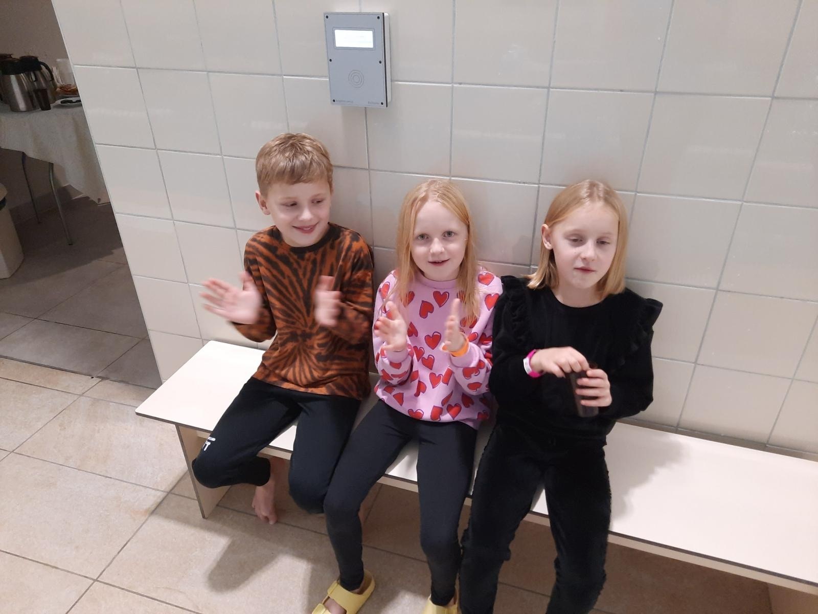 Zdjęcie w galerii na portalu naszwodzislaw.com: Połomia gospodarzem ogólnopolskiego nocnego maratonu pływackiego - jako jedyna w regionie wiadomości z regionu