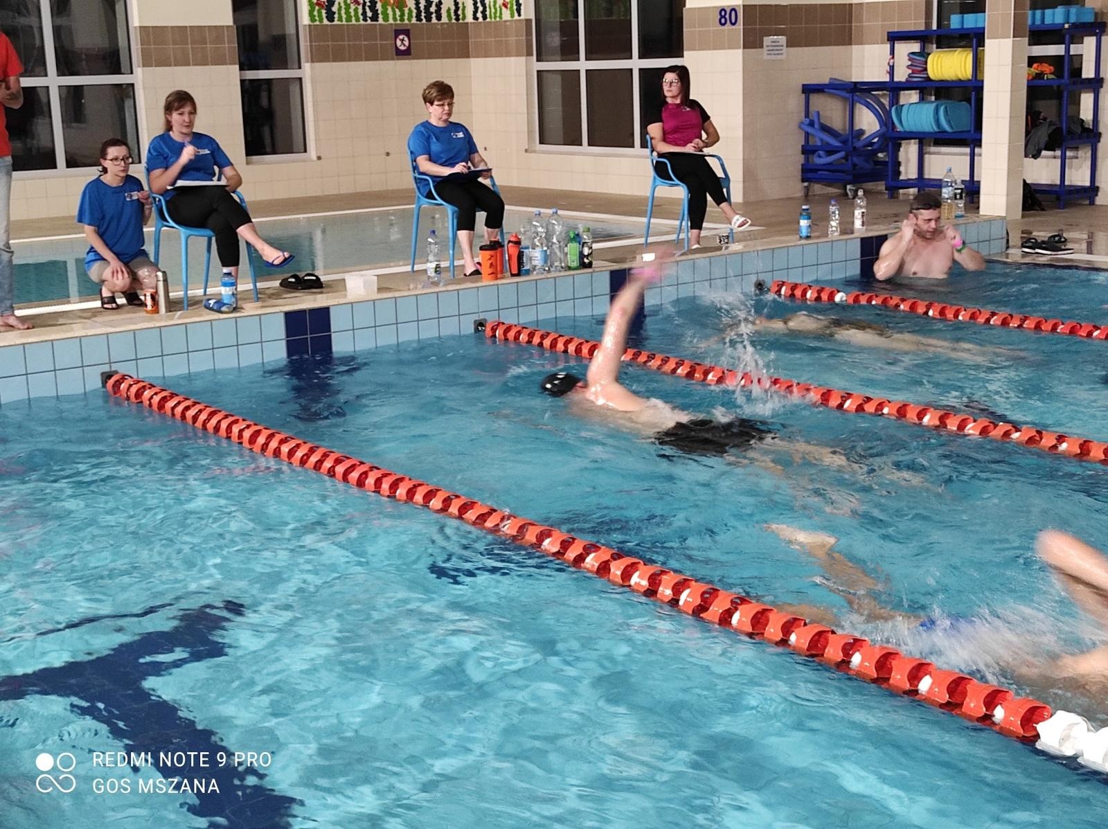Zdjęcie w galerii na portalu naszwodzislaw.com: Połomia gospodarzem ogólnopolskiego nocnego maratonu pływackiego - jako jedyna w regionie wiadomości z regionu