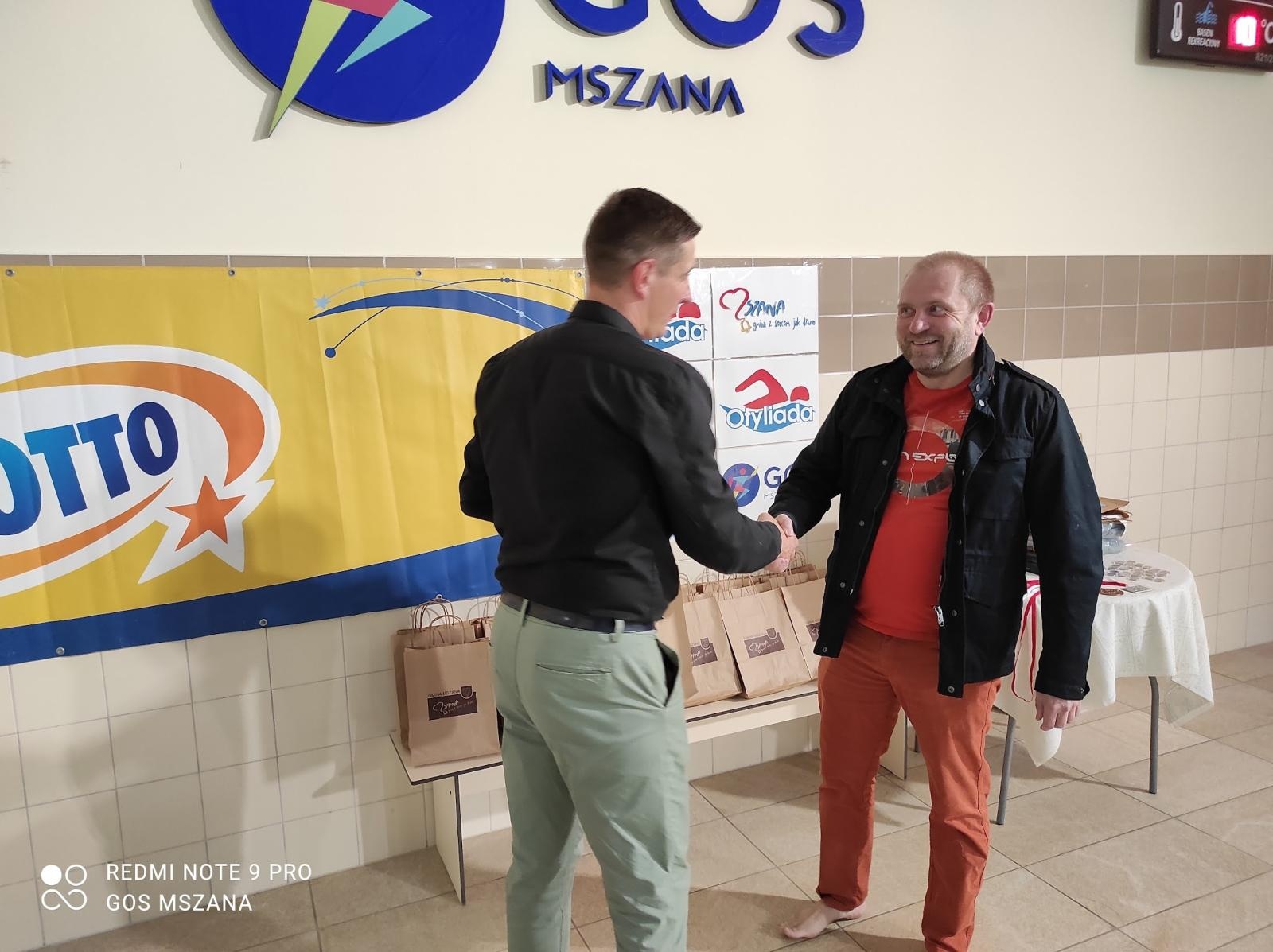 Zdjęcie w galerii na portalu naszwodzislaw.com: Połomia gospodarzem ogólnopolskiego nocnego maratonu pływackiego - jako jedyna w regionie wiadomości z regionu