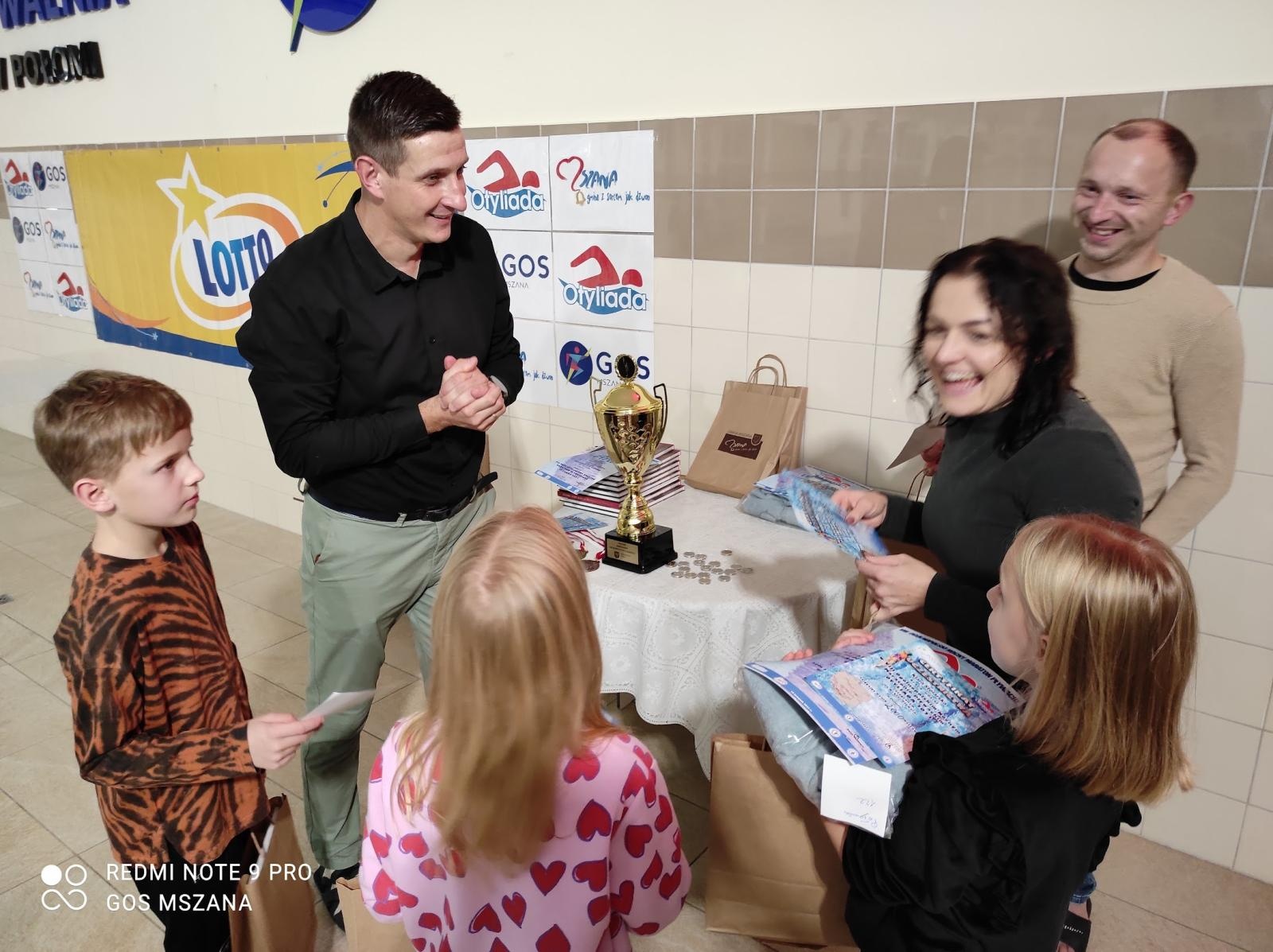 Zdjęcie w galerii na portalu naszwodzislaw.com: Połomia gospodarzem ogólnopolskiego nocnego maratonu pływackiego - jako jedyna w regionie wiadomości z regionu