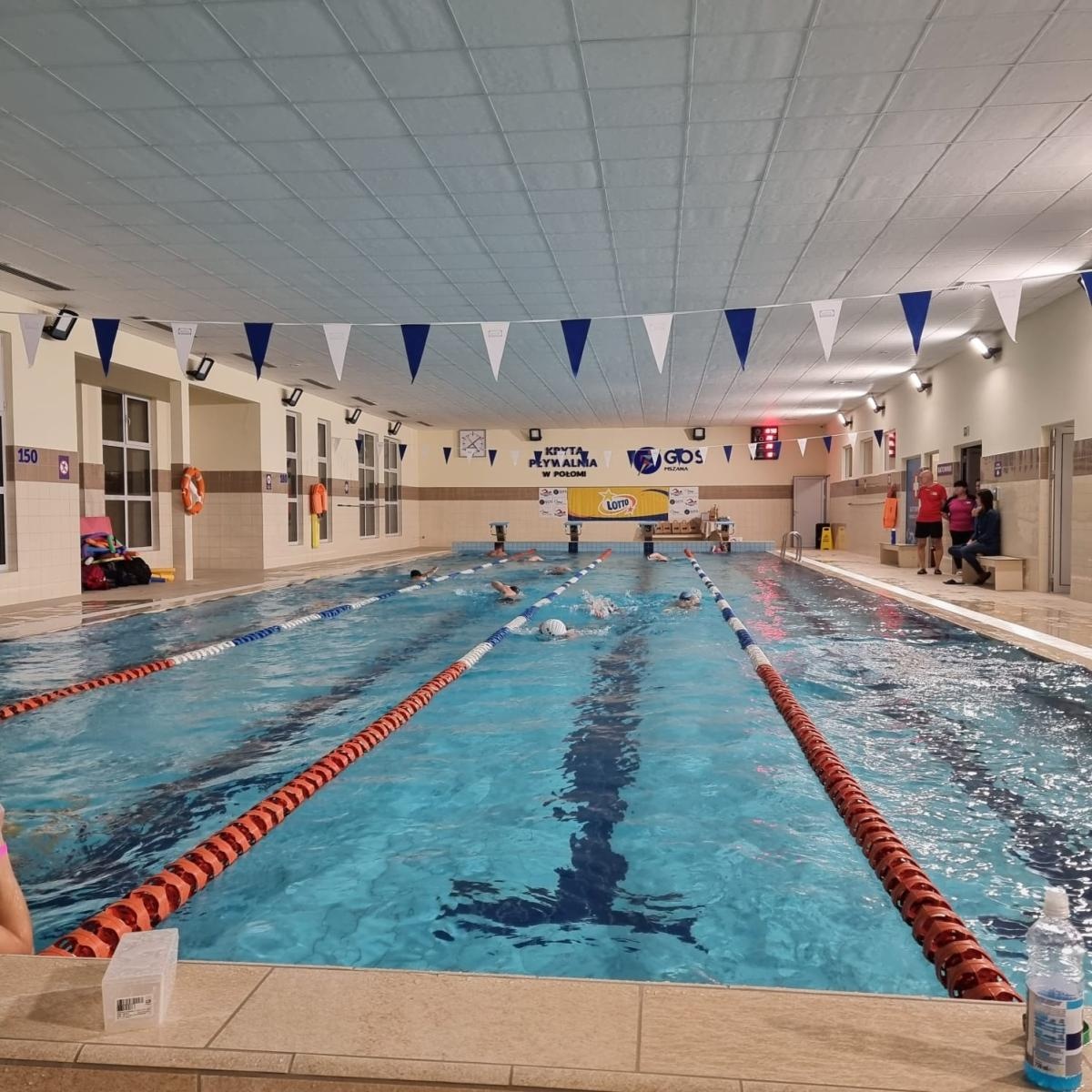 Zdjęcie w galerii na portalu naszwodzislaw.com: Połomia gospodarzem ogólnopolskiego nocnego maratonu pływackiego - jako jedyna w regionie wiadomości z regionu