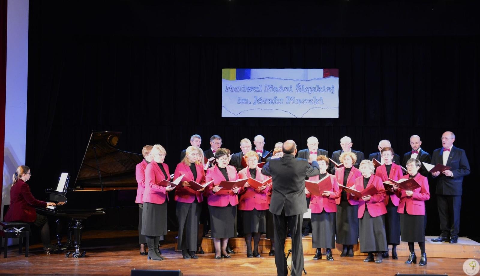 Zdjęcie w galerii na portalu naszwodzislaw.com: Listopadowe koncerty Chóru Jadwiga wiadomości z regionu