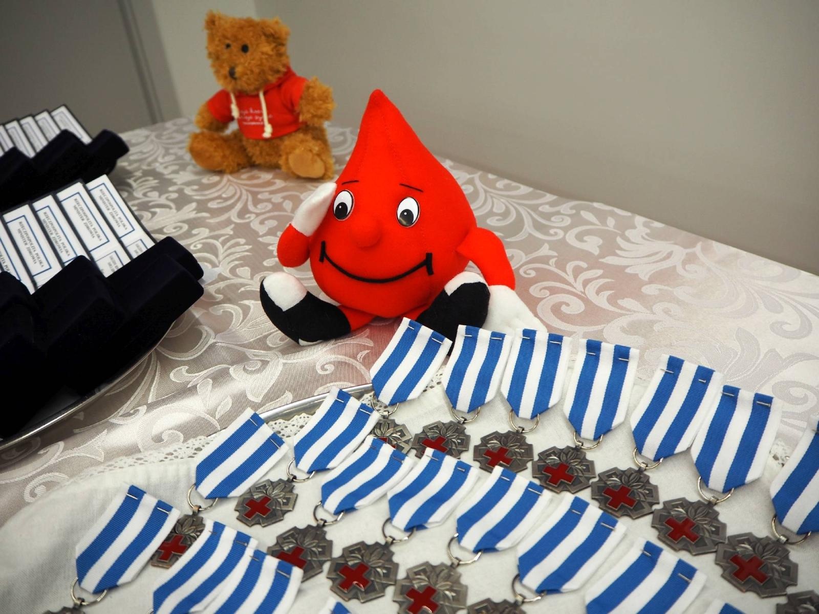 Zdjęcie w galerii na portalu naszwodzislaw.com: Honory dla honorowych dawców krwi z regionu wiadomości z regionu