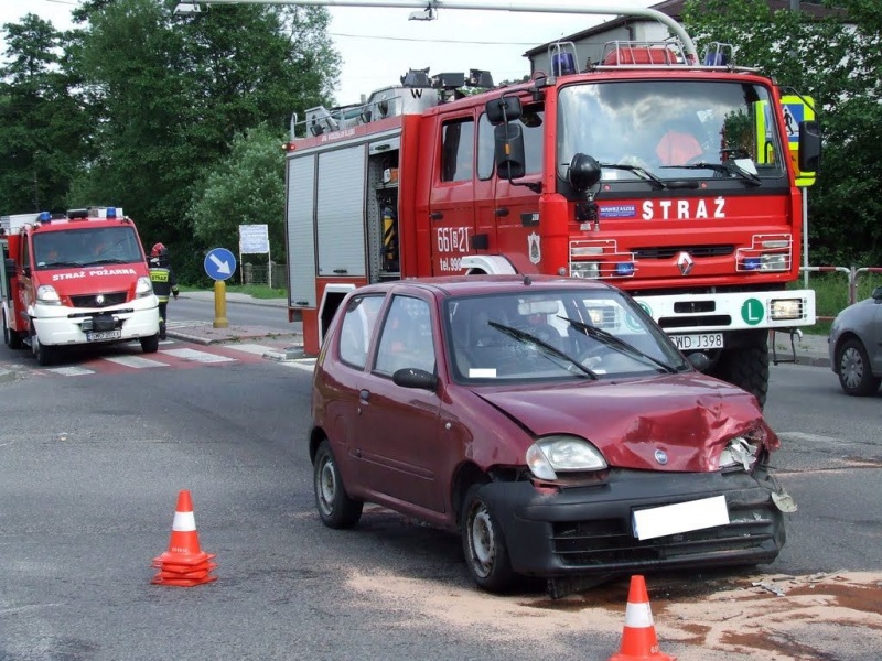 Zdjęcie w galerii na portalu naszwodzislaw.com: W Zawadzie zderzyły się dwie osobówki wiadomości z regionu