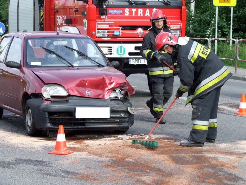 Zdjęcie w galerii na portalu naszwodzislaw.com: W Zawadzie zderzyły się dwie osobówki wiadomości z regionu
