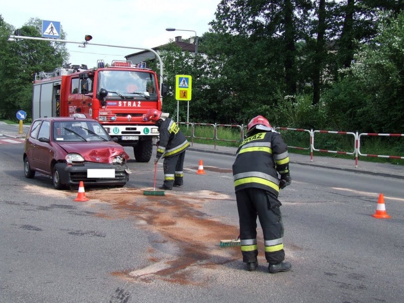 Zdjęcie w galerii na portalu naszwodzislaw.com: W Zawadzie zderzyły się dwie osobówki wiadomości z regionu