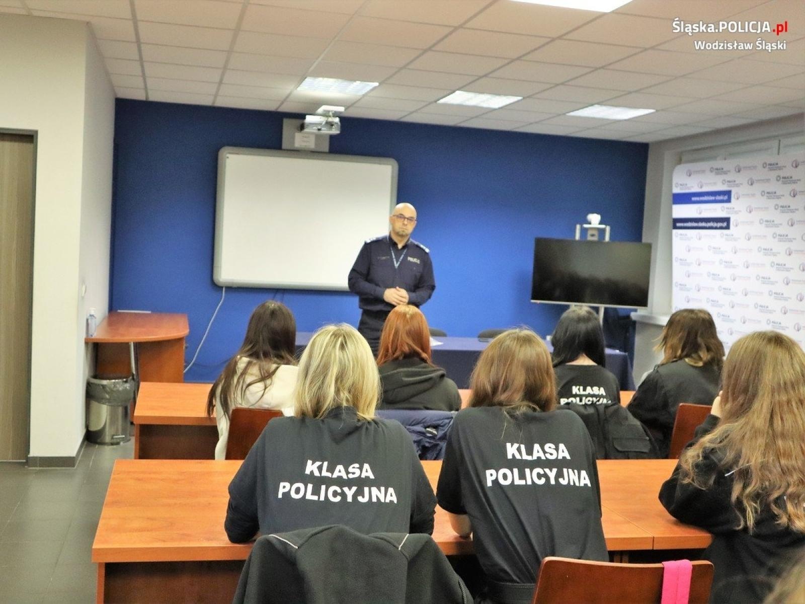 Zdjęcie w galerii na portalu naszwodzislaw.com: Wizyta uczniów klas policyjnych w wodzisławskiej jednostce  wiadomości z regionu