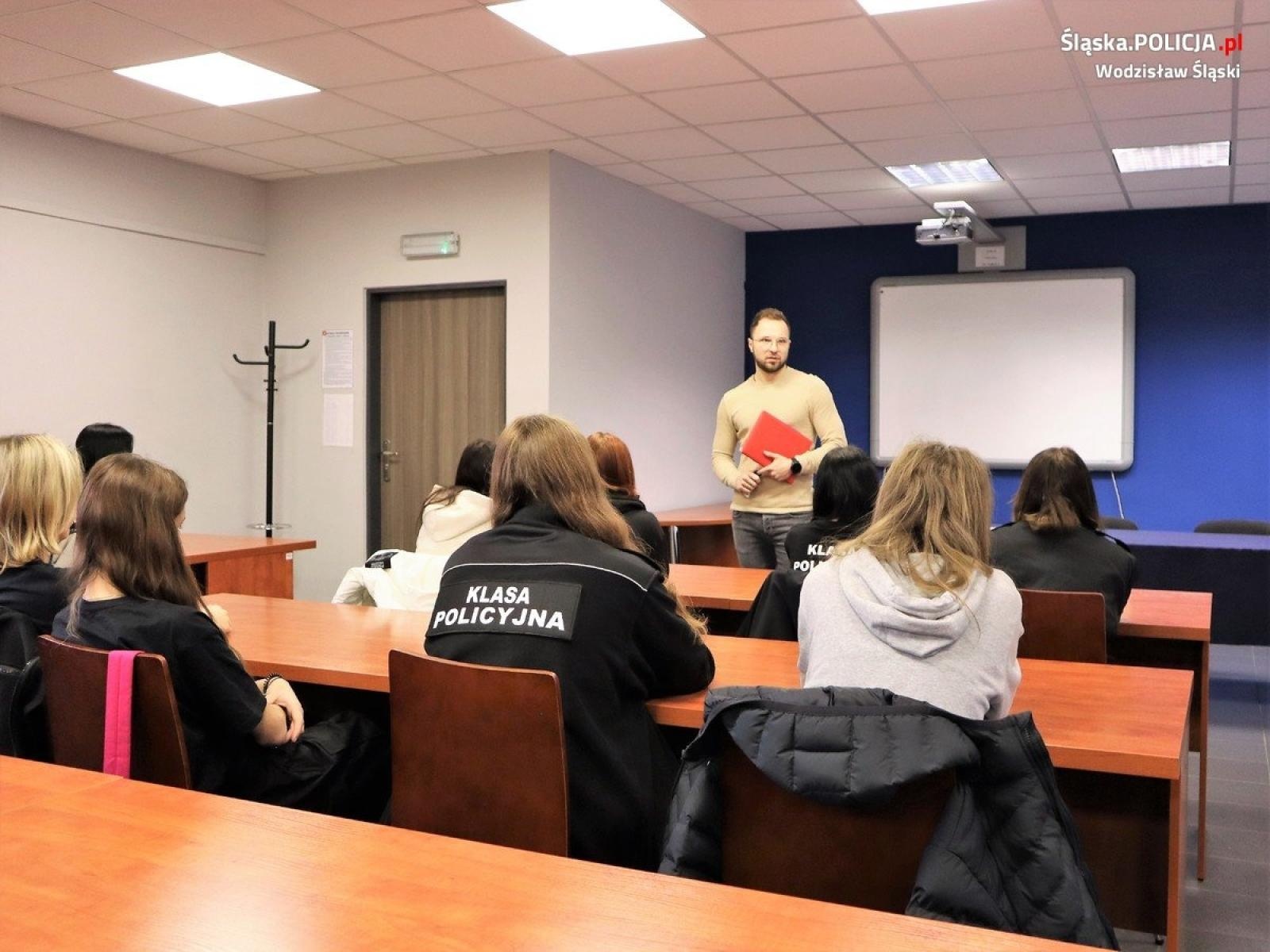 Zdjęcie w galerii na portalu naszwodzislaw.com: Wizyta uczniów klas policyjnych w wodzisławskiej jednostce  wiadomości z regionu