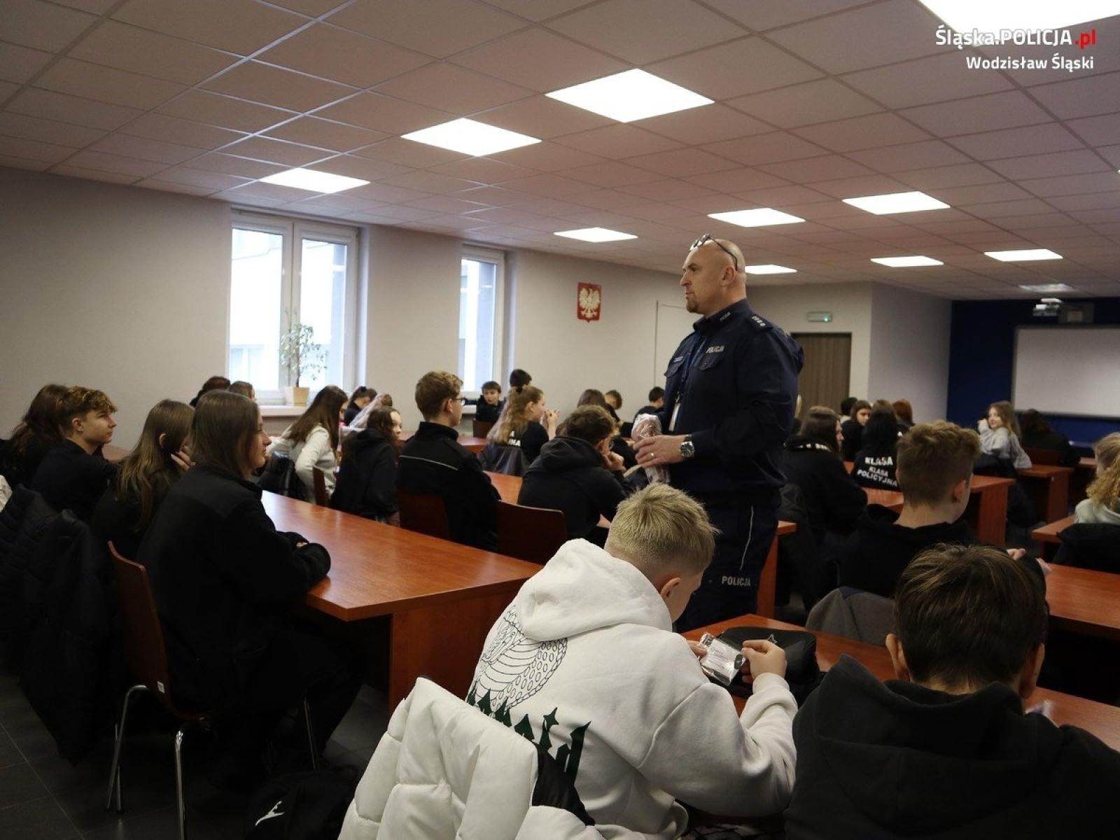 Zdjęcie w galerii na portalu naszwodzislaw.com: Wizyta uczniów klas policyjnych w wodzisławskiej jednostce  wiadomości z regionu