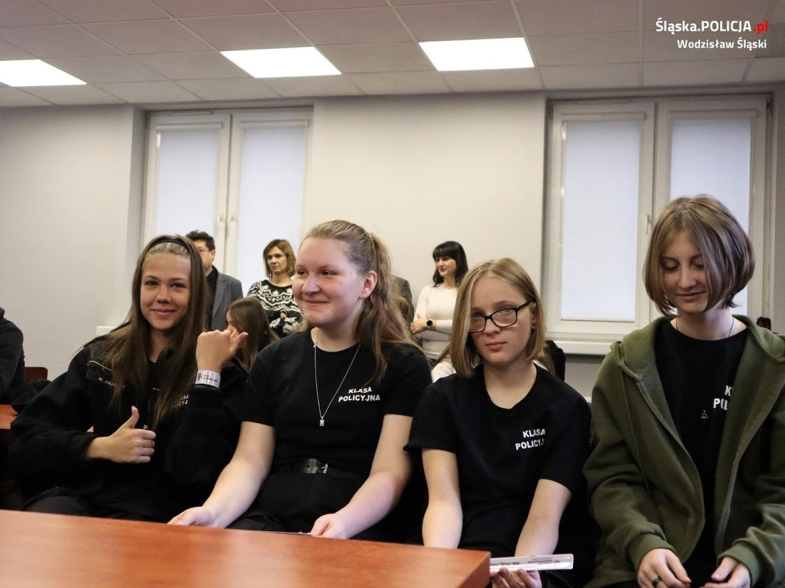 Zdjęcie w galerii na portalu naszwodzislaw.com: Wizyta uczniów klas policyjnych w wodzisławskiej jednostce  wiadomości z regionu