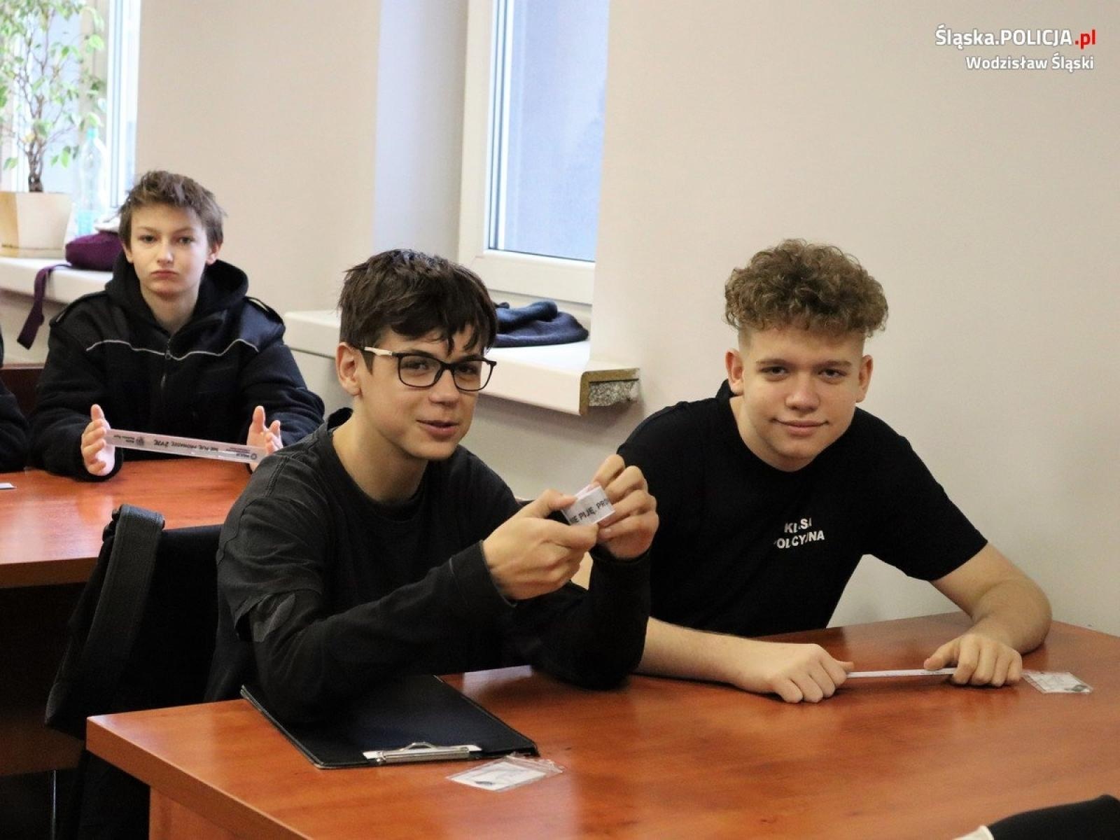 Zdjęcie w galerii na portalu naszwodzislaw.com: Wizyta uczniów klas policyjnych w wodzisławskiej jednostce  wiadomości z regionu