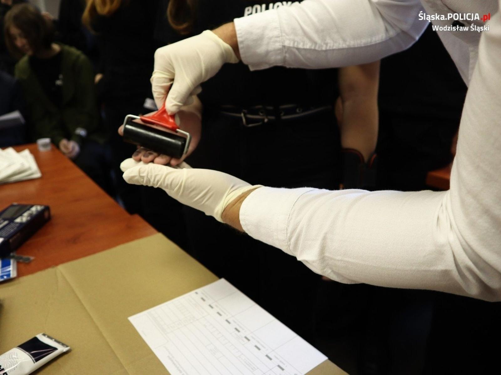 Zdjęcie w galerii na portalu naszwodzislaw.com: Wizyta uczniów klas policyjnych w wodzisławskiej jednostce  wiadomości z regionu