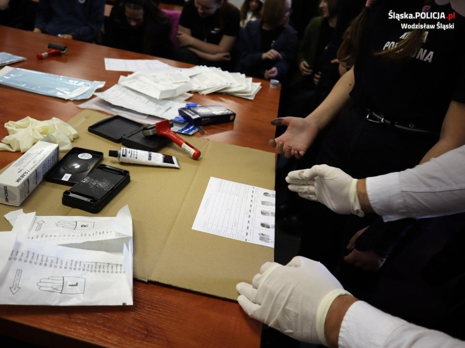 Zdjęcie w galerii na portalu naszwodzislaw.com: Wizyta uczniów klas policyjnych w wodzisławskiej jednostce  wiadomości z regionu