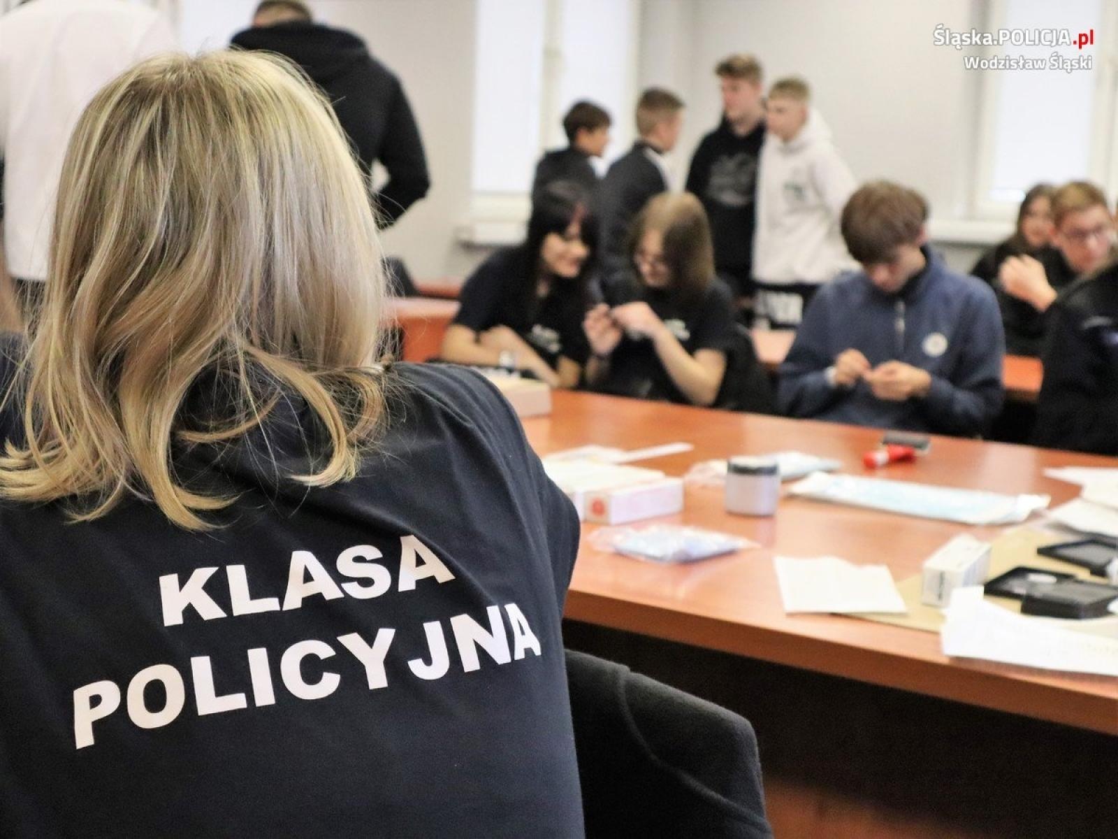 Zdjęcie w galerii na portalu naszwodzislaw.com: Wizyta uczniów klas policyjnych w wodzisławskiej jednostce  wiadomości z regionu