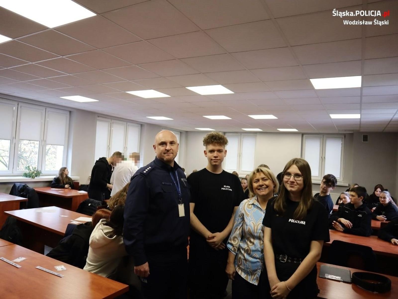 Zdjęcie w galerii na portalu naszwodzislaw.com: Wizyta uczniów klas policyjnych w wodzisławskiej jednostce  wiadomości z regionu
