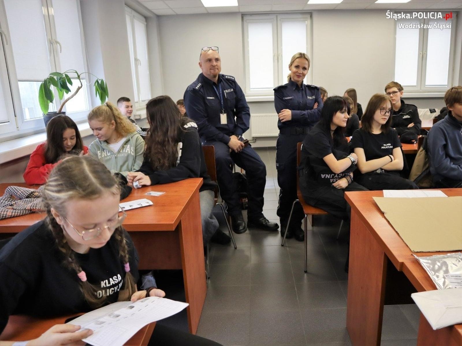 Zdjęcie w galerii na portalu naszwodzislaw.com: Wizyta uczniów klas policyjnych w wodzisławskiej jednostce  wiadomości z regionu