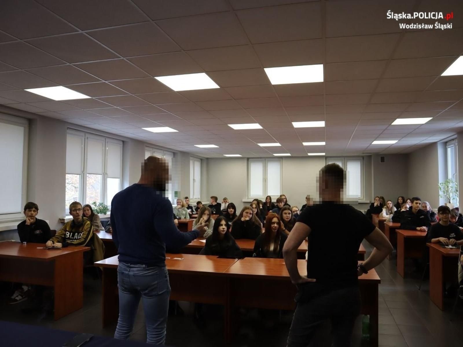 Zdjęcie w galerii na portalu naszwodzislaw.com: Wizyta uczniów klas policyjnych w wodzisławskiej jednostce  wiadomości z regionu