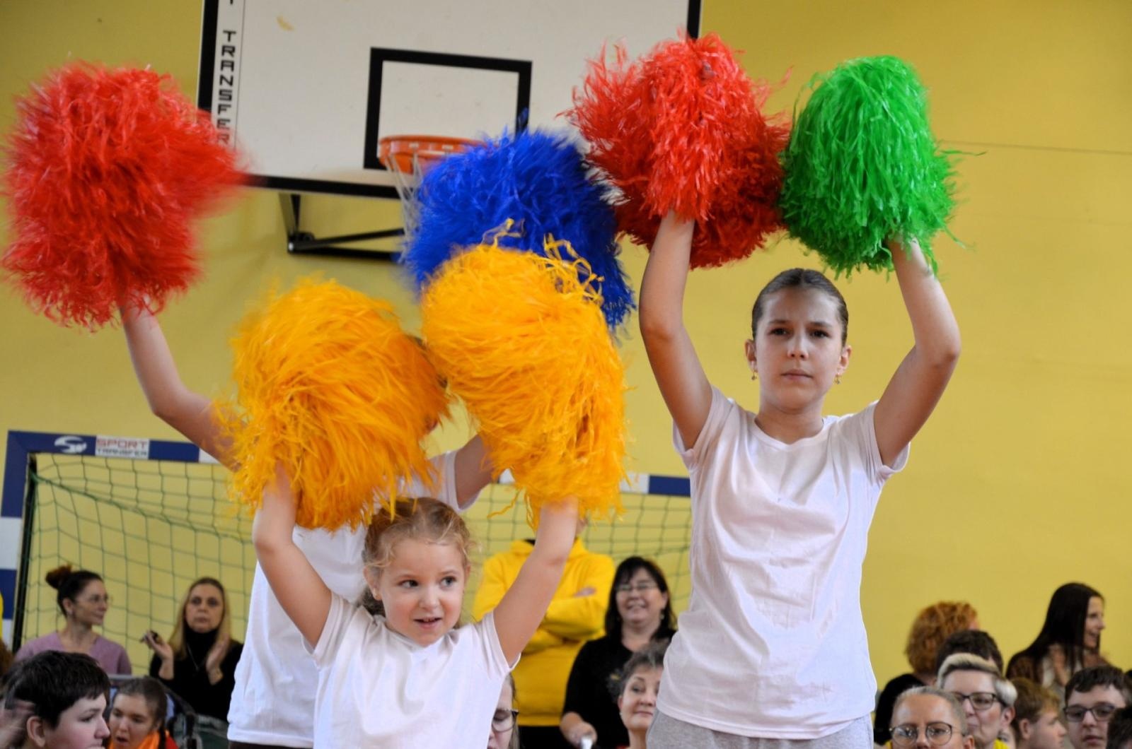 Zdjęcie w galerii na portalu naszwodzislaw.com: Marcin Gortat zagrał w kosza z uczniami wiadomości z regionu
